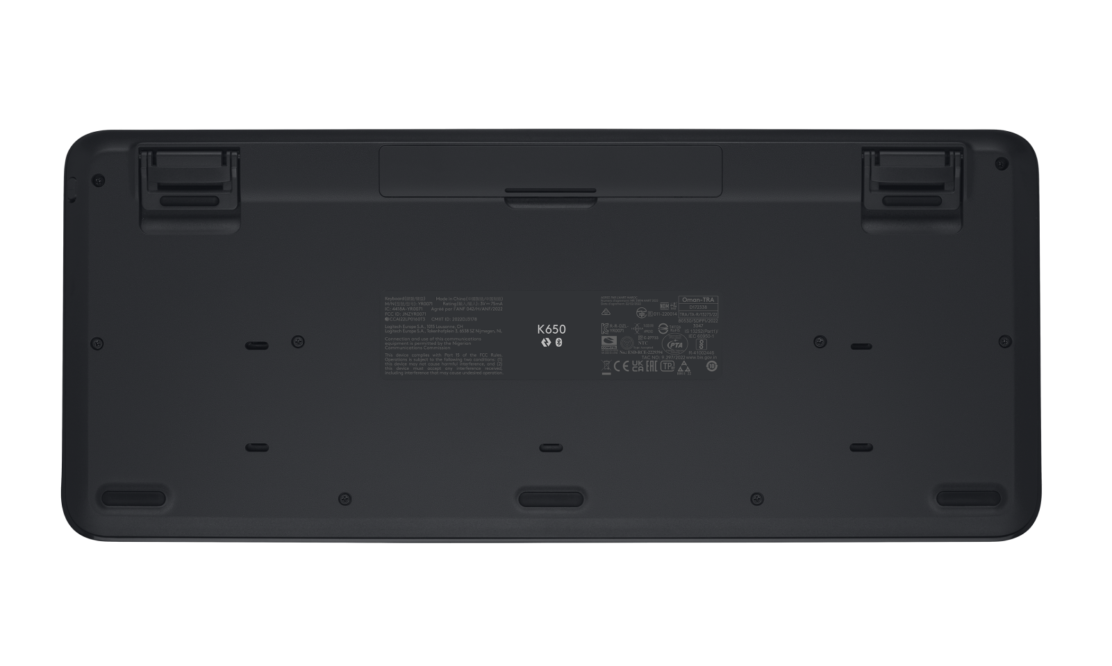 Spód ciemnej klawiatury Logitech K650 z etykietami z informacjami technicznymi.