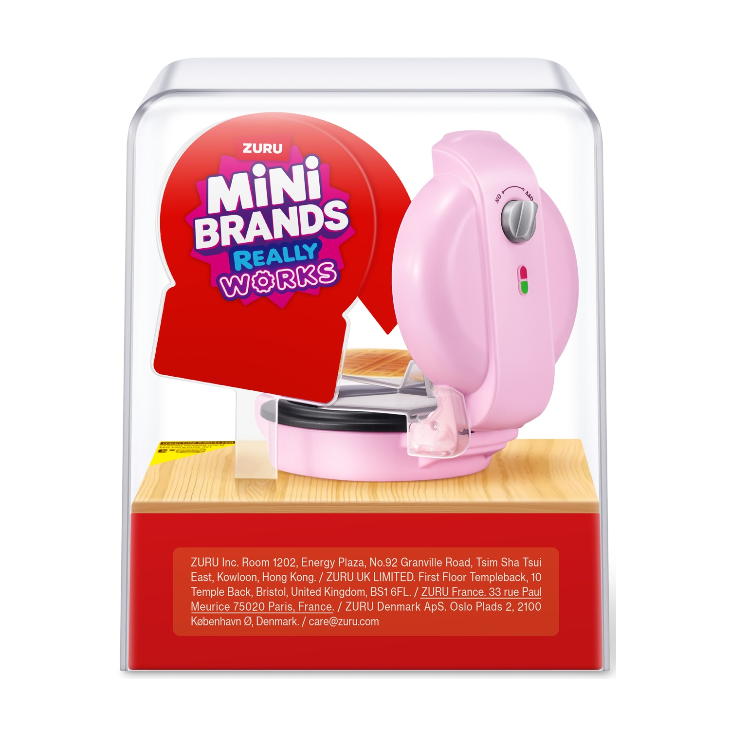 Mini piastra per waffle rosa con logo ZURU Mini Brands su base legno.