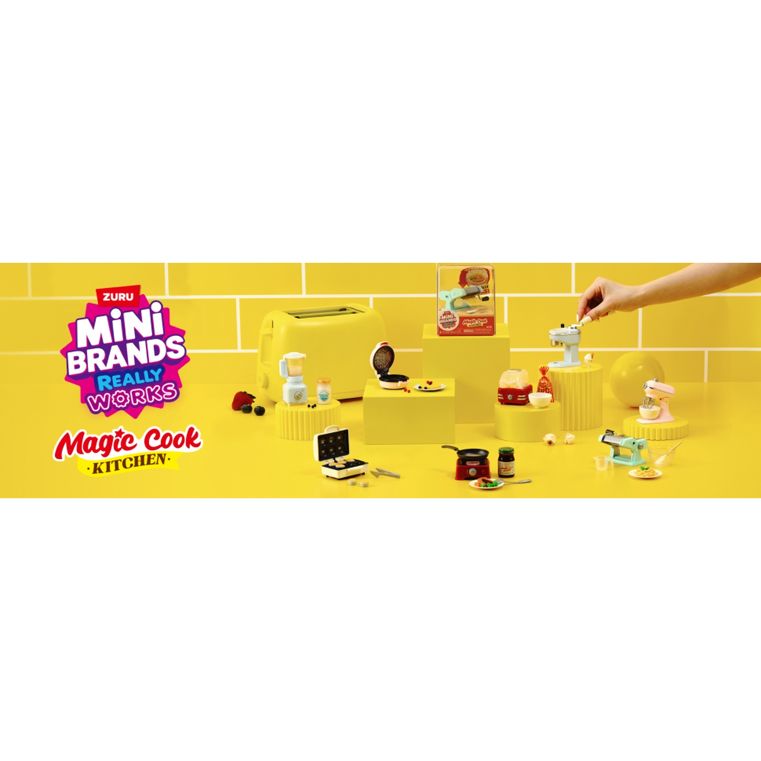 Elettrodomestici da cucina in miniatura: tostapane, frullatore, macchina per la pasta.