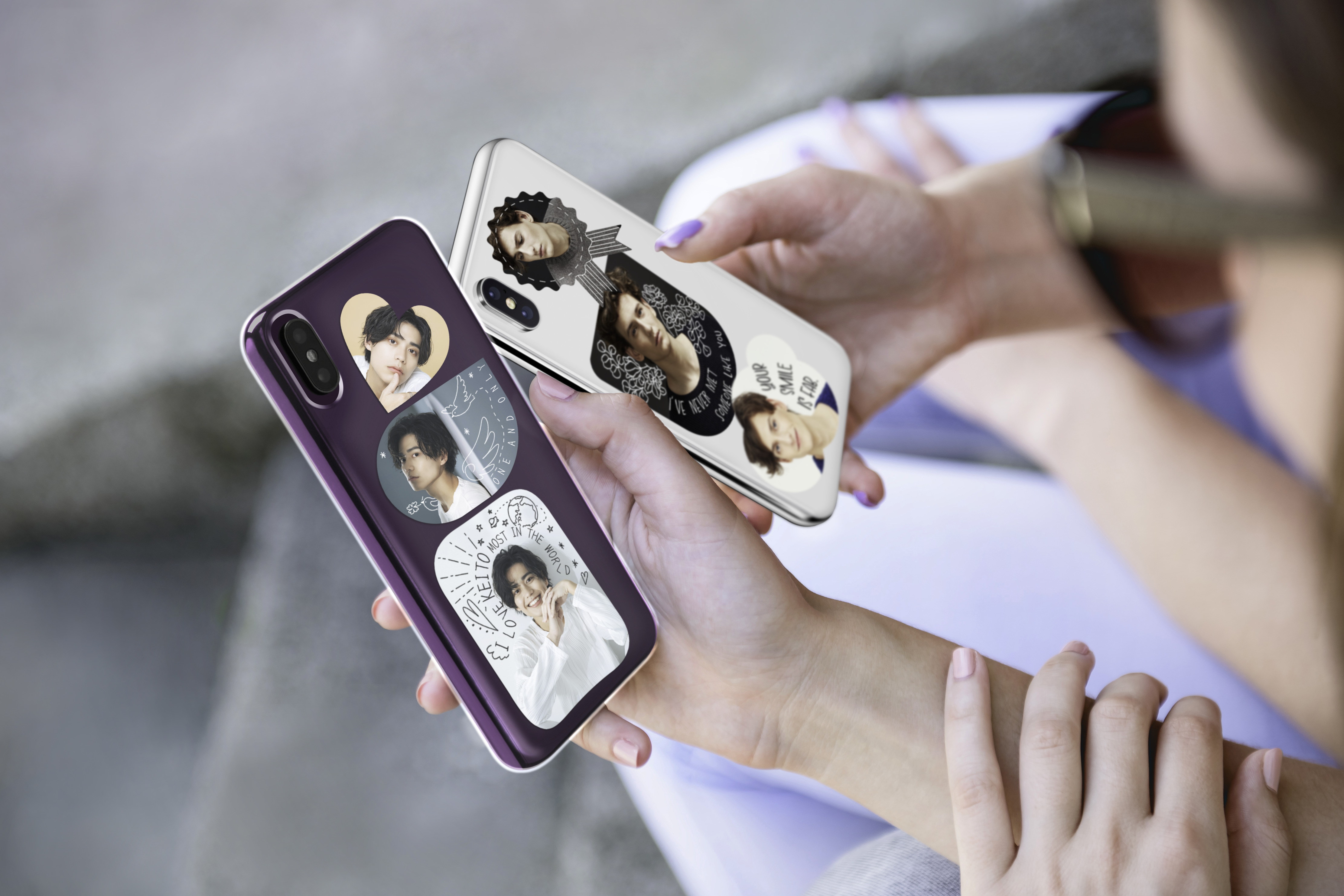 Dłonie trzymają dwa ozdobione telefony ze zdjęciami mężczyzny.