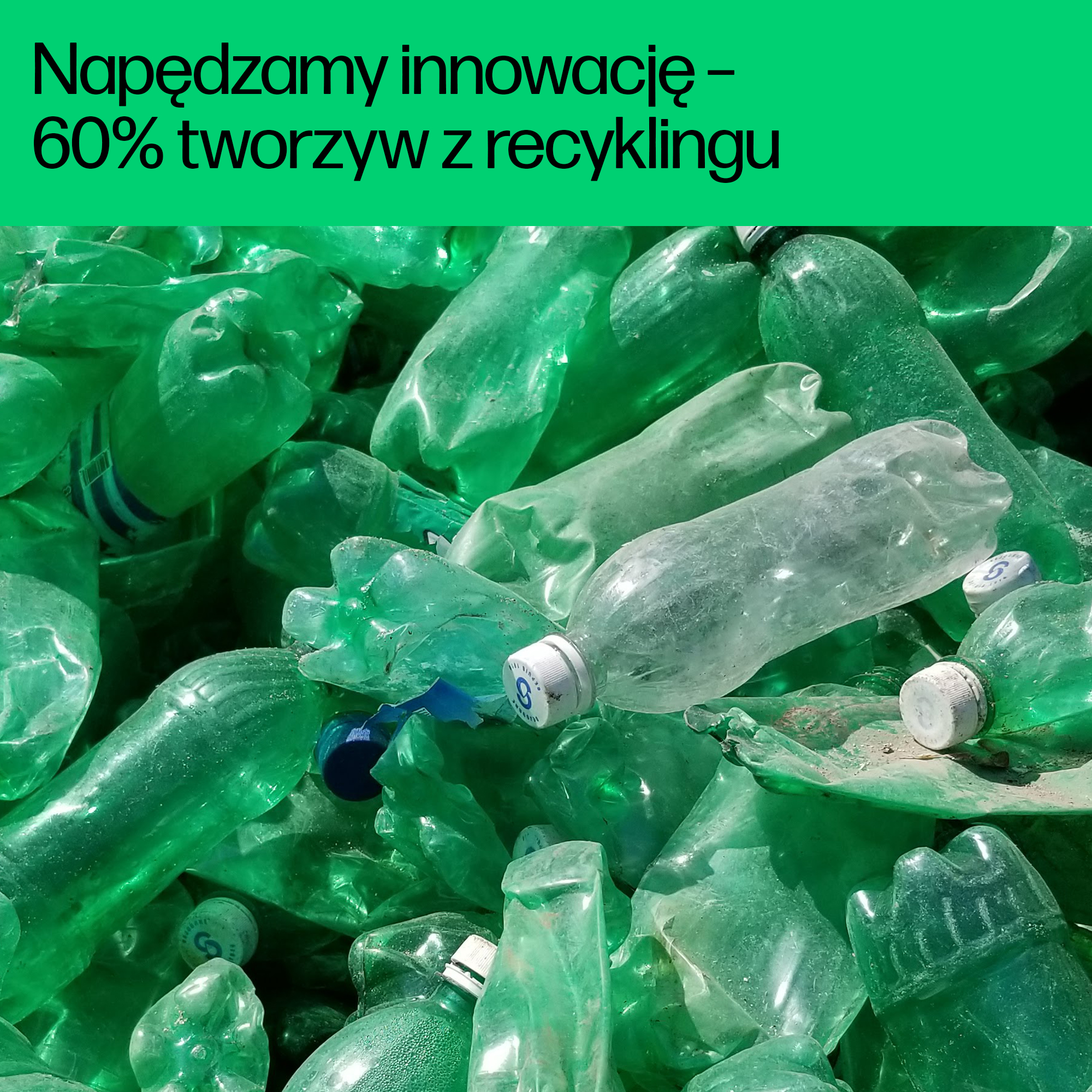Stos zgniecionych zielonych plastikowych butelek, niektóre z białymi nakrętkami.