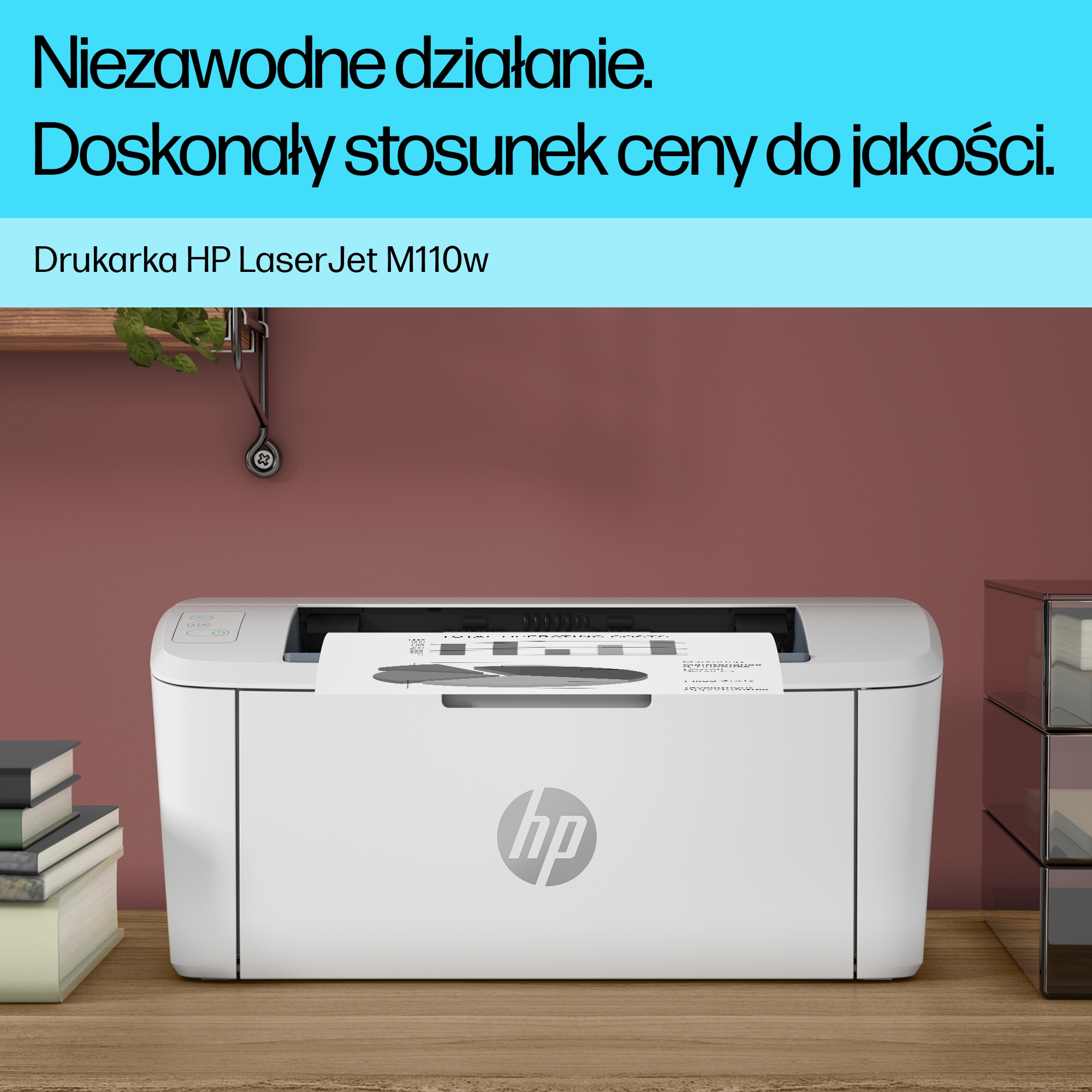 Biała drukarka HP LaserJet M110w wydaje kartkę papieru.