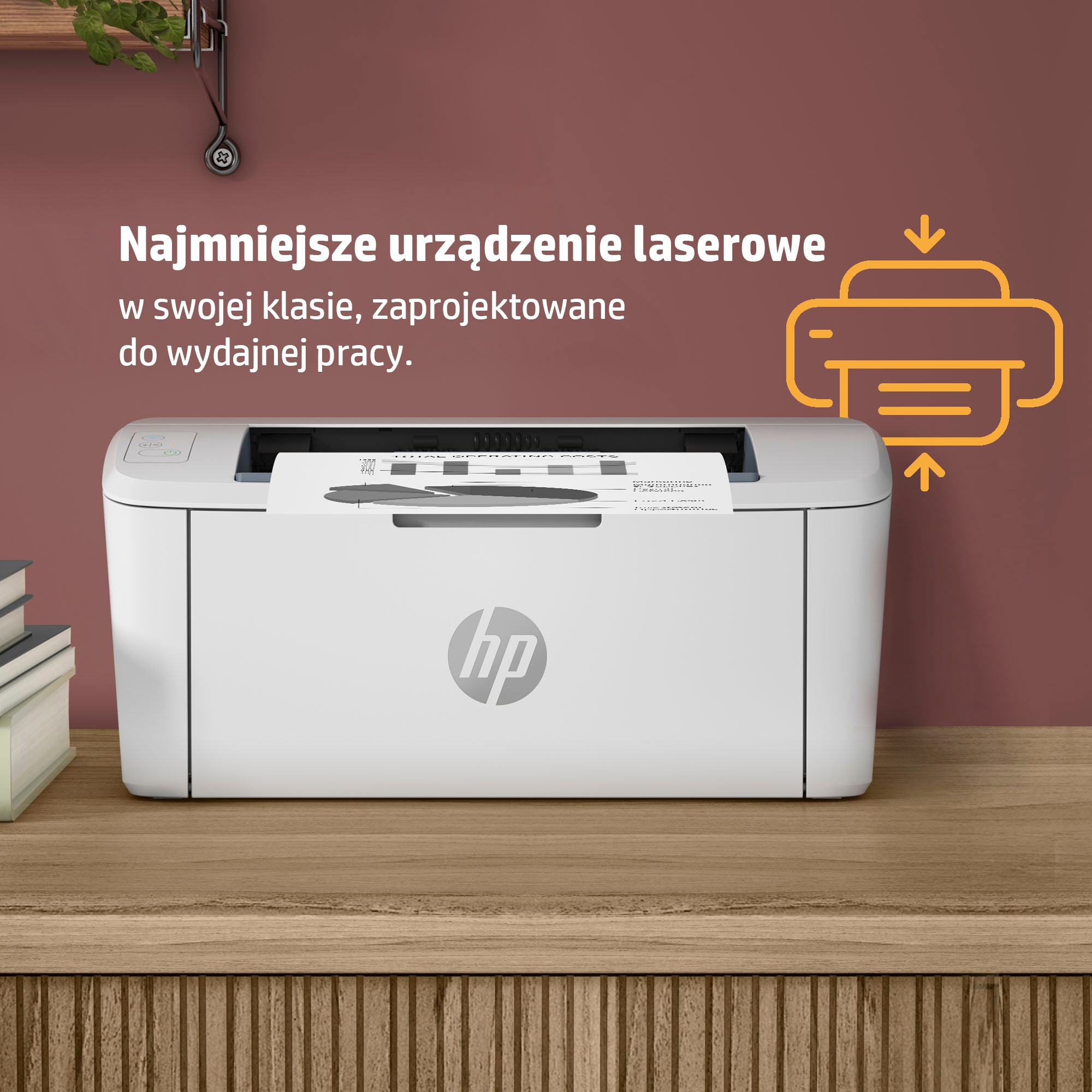 Biała drukarka laserowa HP z papierem w środku, na drewnianym biurku.