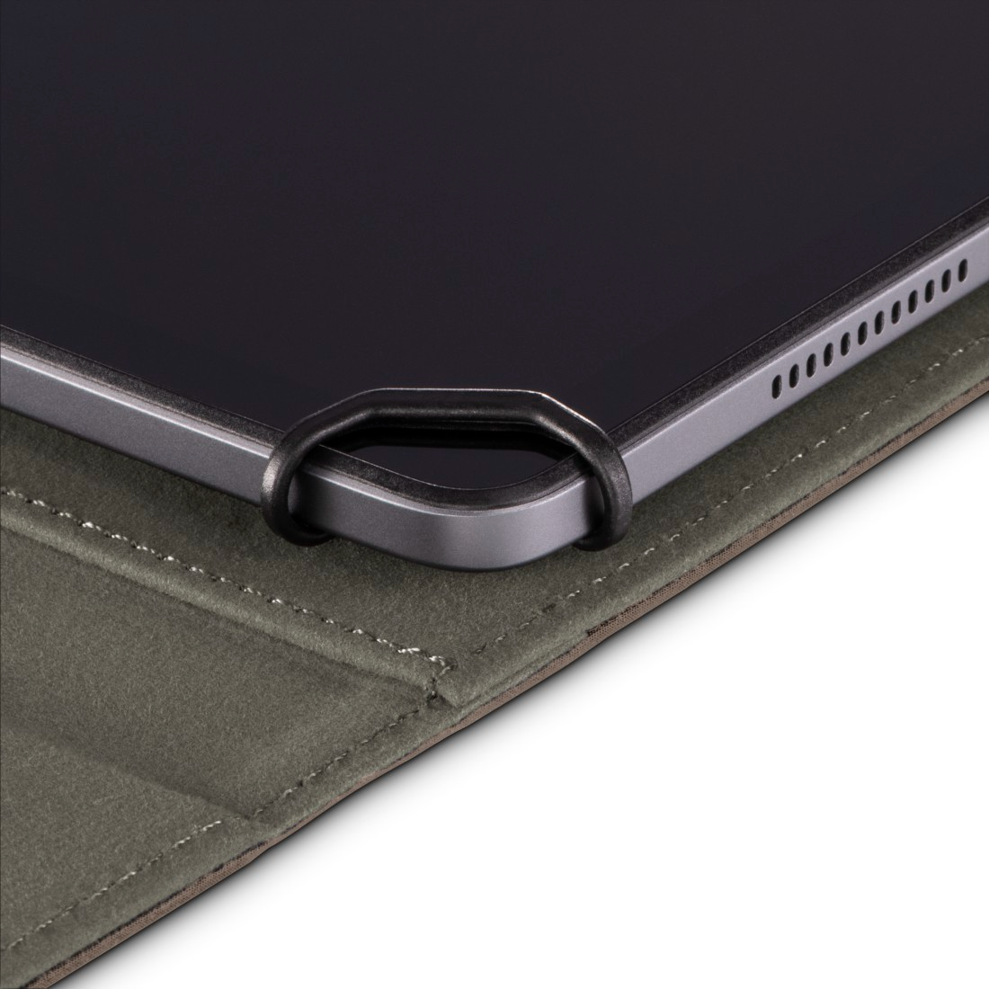 Egy tablet fekete gumipánttal egy zöld tokban.