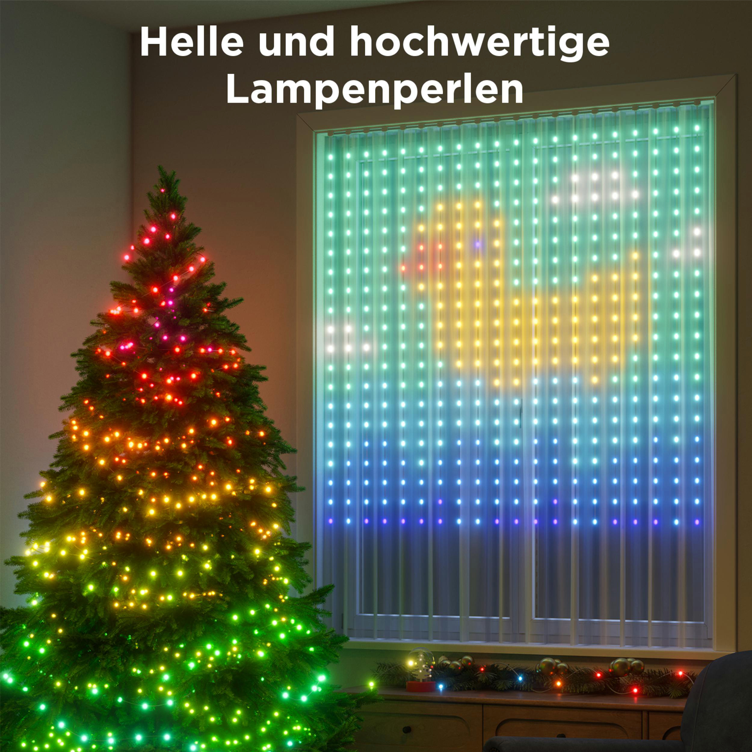 Ein Weihnachtsbaum mit Lichtern neben einem Fenster mit Lichterketten.