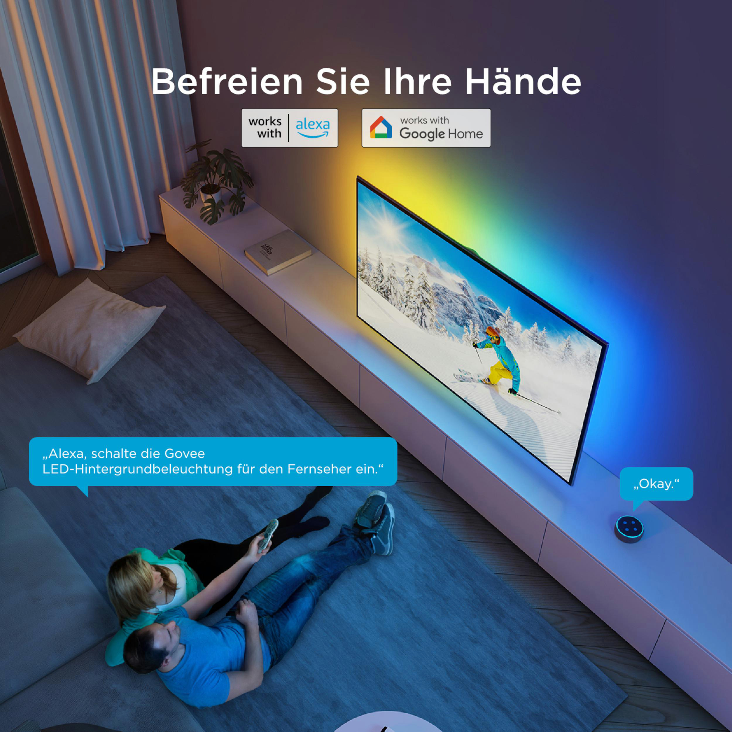 Paar steuert Govee-Beleuchtung per Sprachbefehl, Fernseher zeigt Skifahrer.