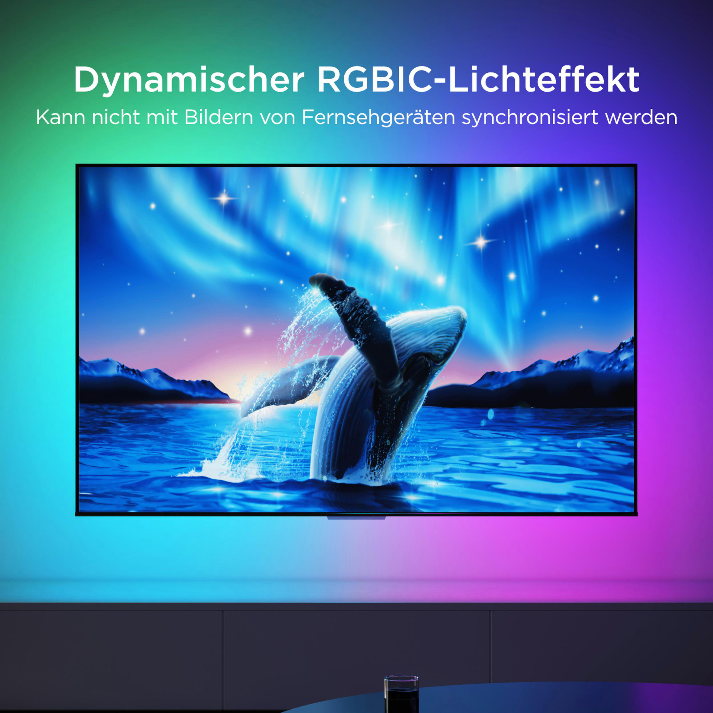 Ein Wal springt aus dem Wasser vor einem Nachthimmel mit Nordlichtern.