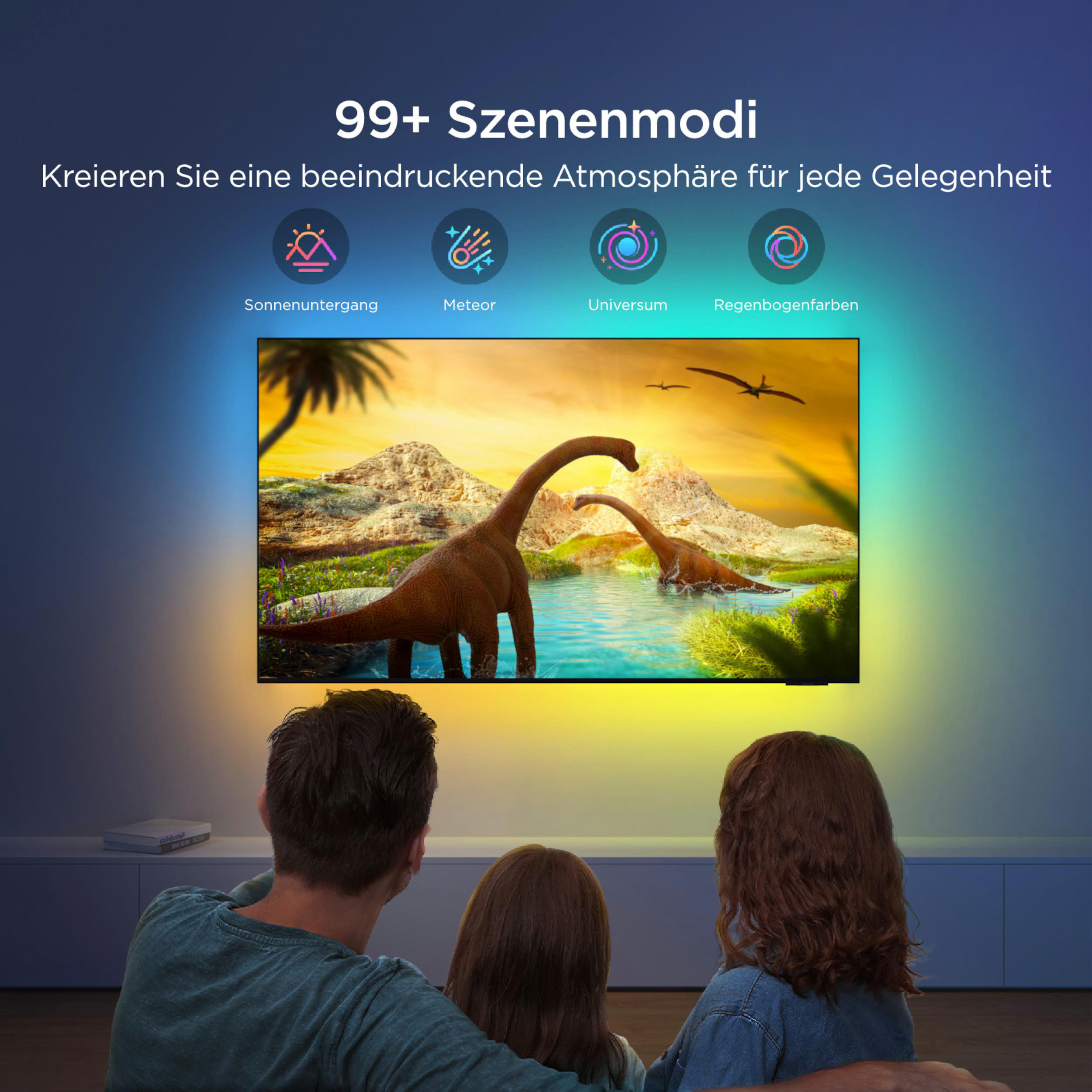 Eine Familie schaut auf einen Fernseher, der Dinosaurier und Pterodaktylen in einer prähistorischen Landschaft zeigt.
