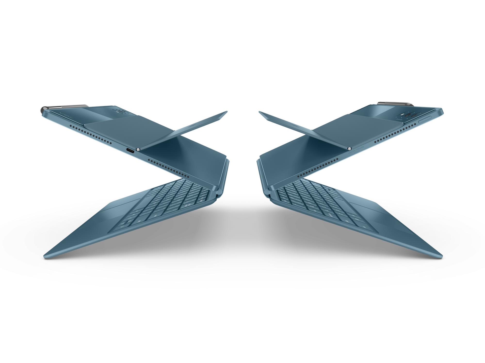 Dwa niebieskie laptopy z otwartymi klawiaturami na czarnym tle.