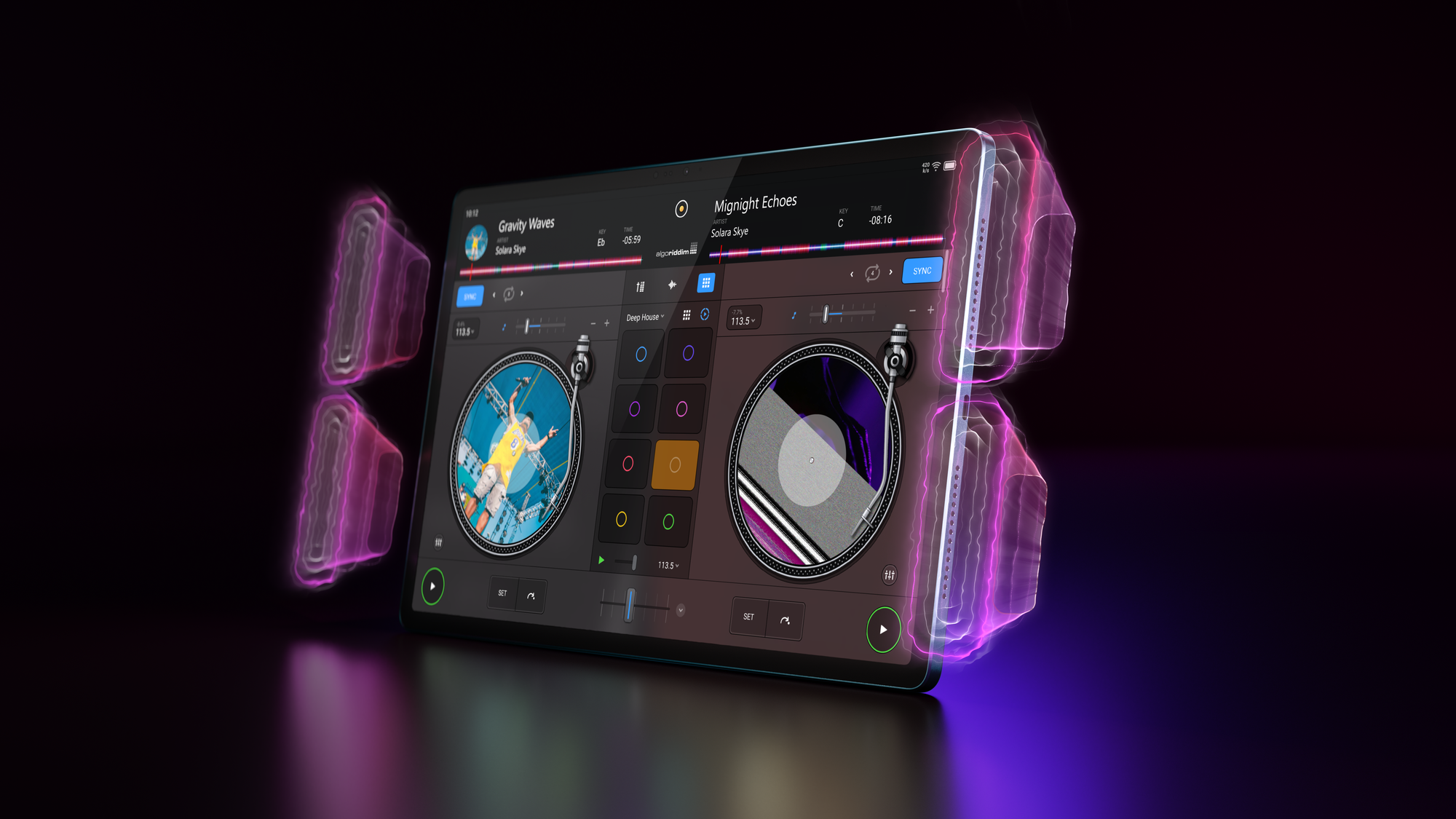 Tablet wyświetla oprogramowanie DJ z dwoma gramofonami i fioletowymi efektami świetlnymi.