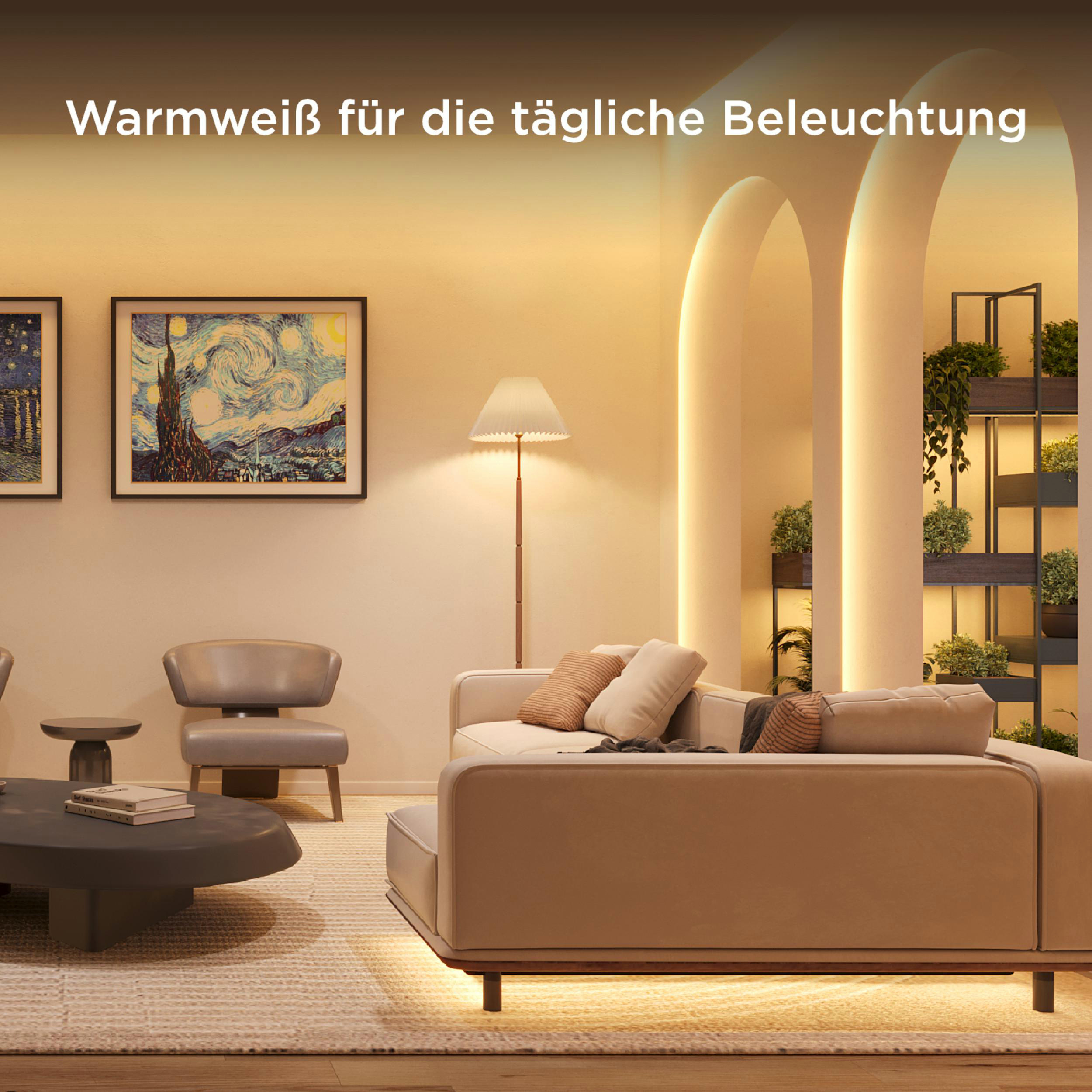 Ein Wohnzimmer mit beiger Couch, Kunstwerken und Pflanzenregalen.