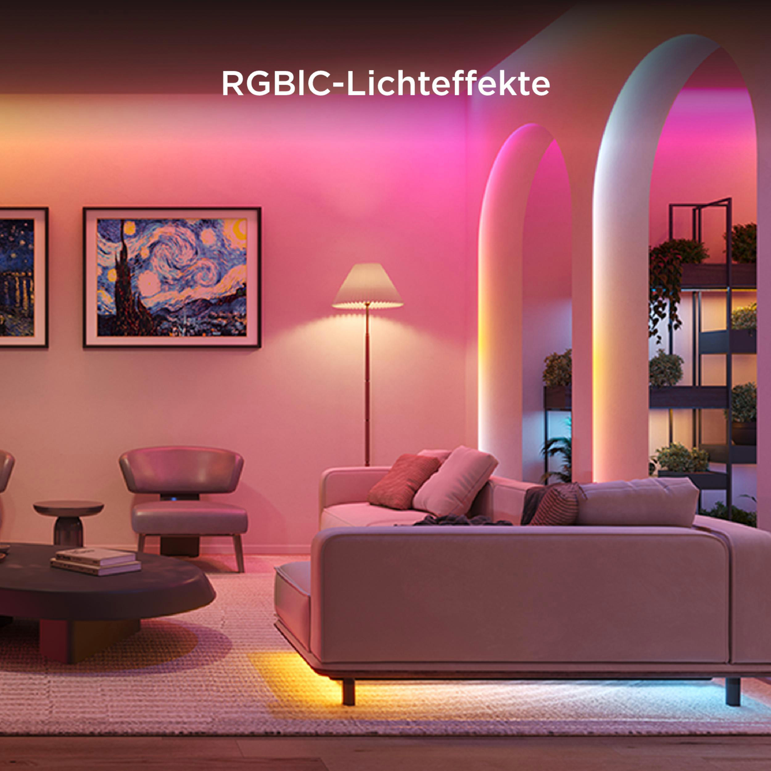 Modernes Wohnzimmer mit Kunstwerken und farbiger Beleuchtung.