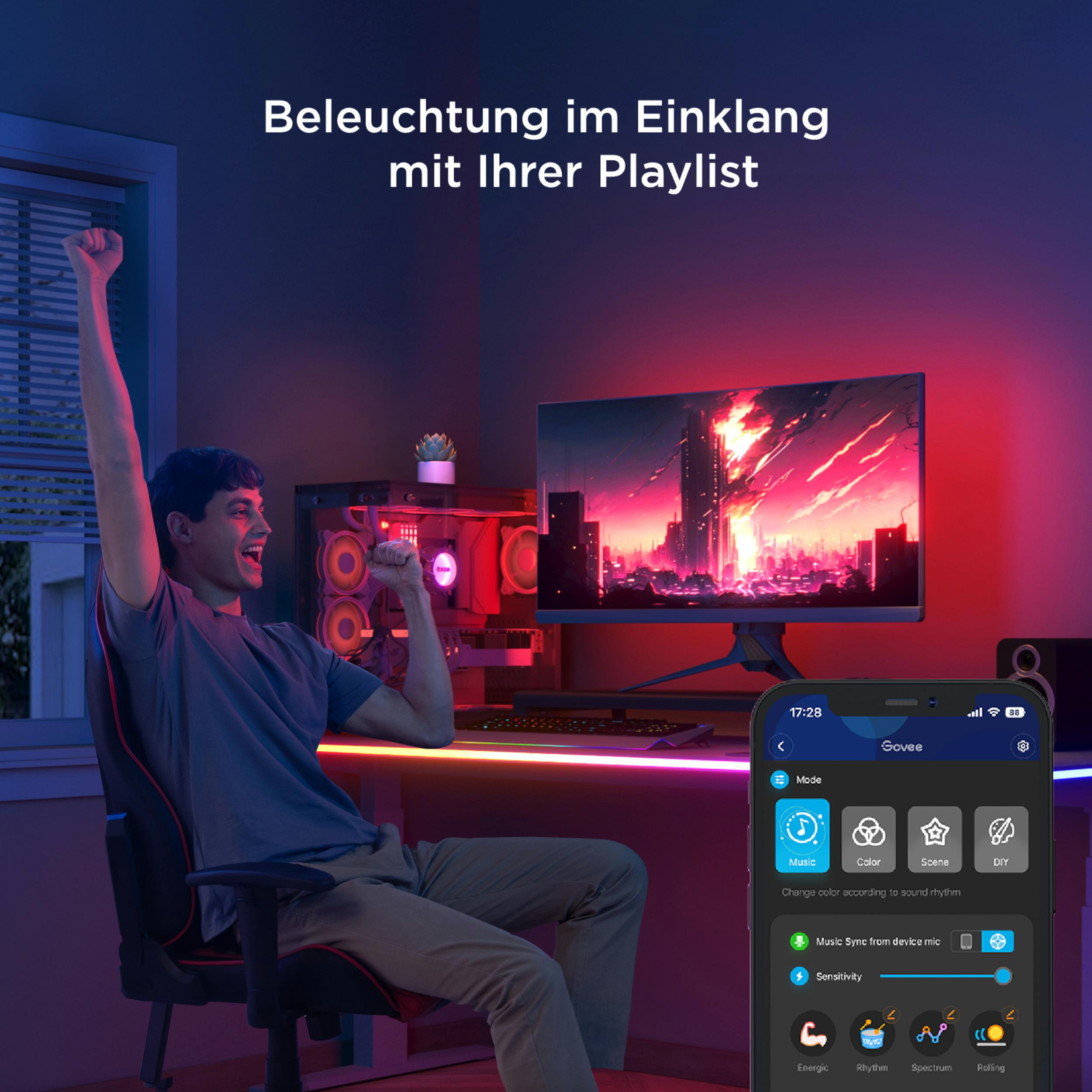 Mann jubelt vor beleuchtetem PC-Setup mit einem Smartphone, das die Govee-App zeigt.
