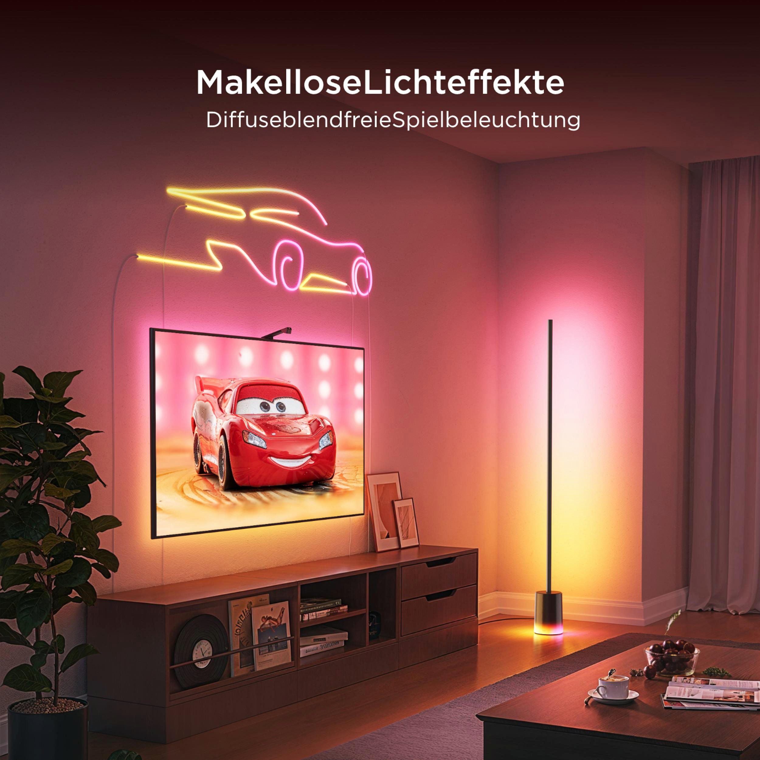 Ein Wohnzimmer mit einem Fernseher, der Lightning McQueen zeigt. Neonlicht akzentuiert die Szene.
