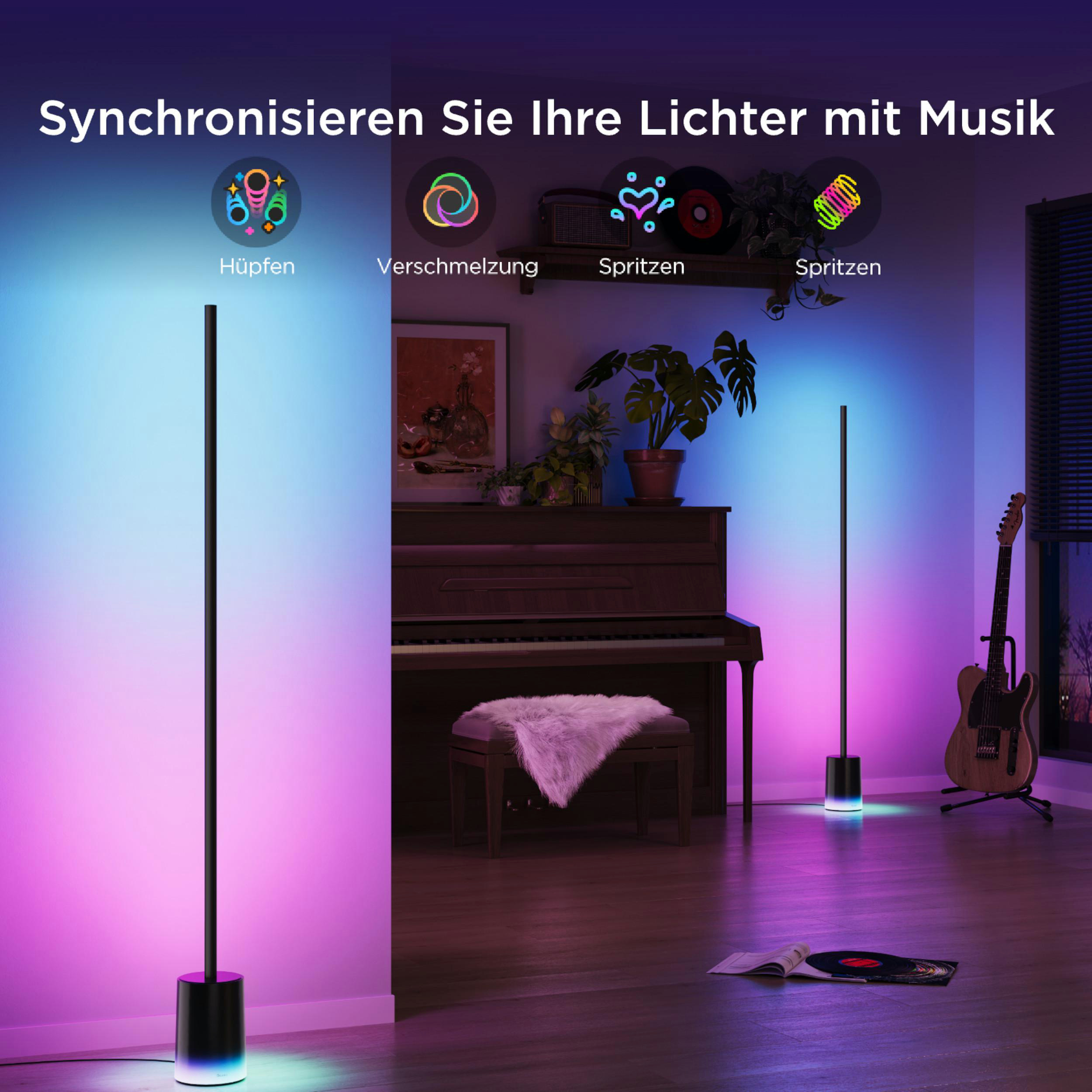 Zwei Stehlampen beleuchten einen Raum mit Klavier und Gitarre in lila und blauen Lichtern.