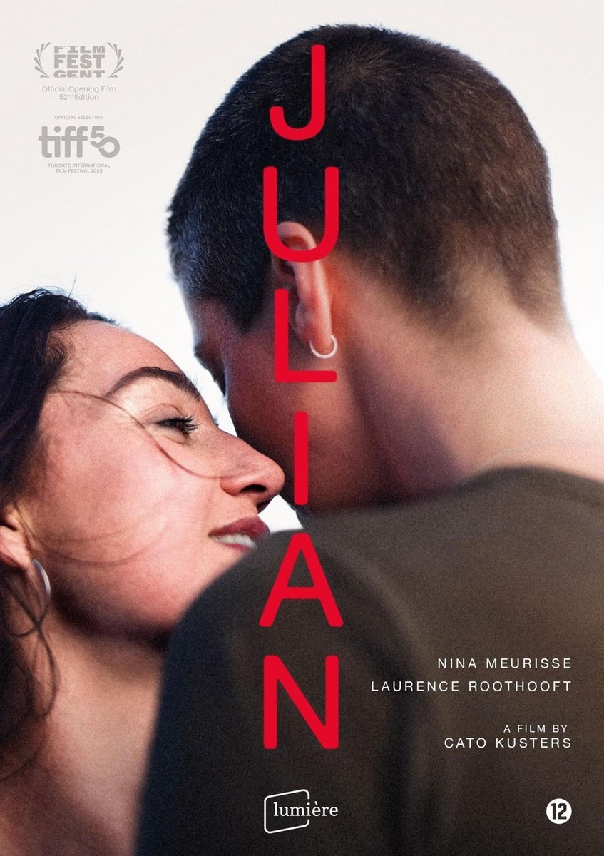 Gros plan de deux visages, avec les lettres rouges 'JULIAN' sur la tête de l'homme.