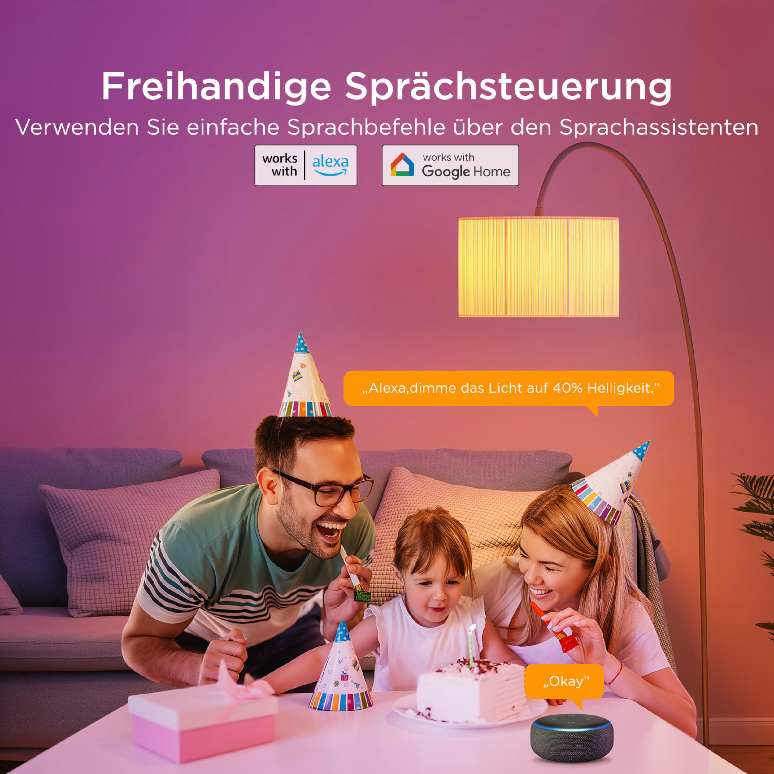 Familie feiert Geburtstag mit Kuchen und Sprachsteuerung.