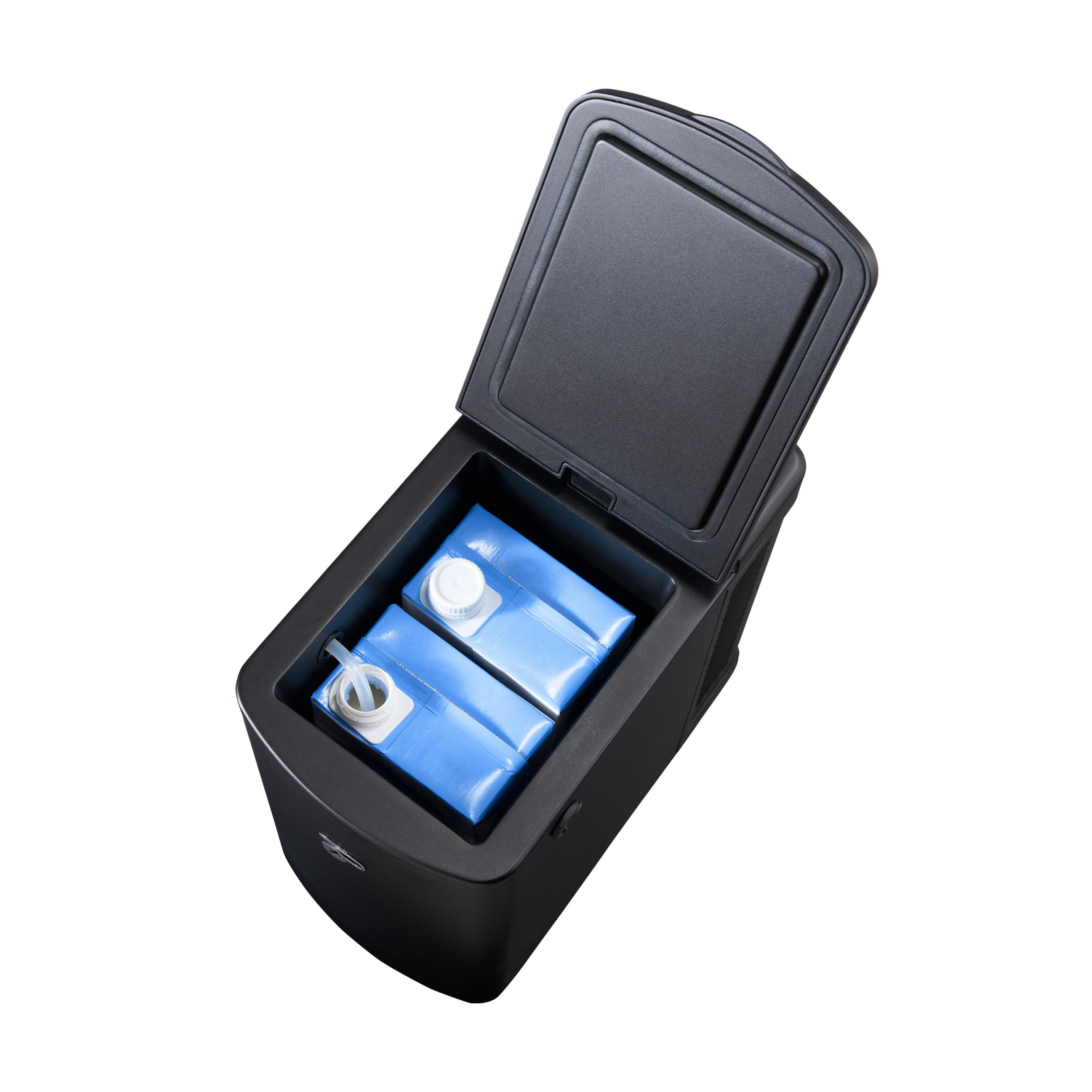 Schwarze Kühlbox mit offenem Deckel, zwei blaue Behälter innen.
