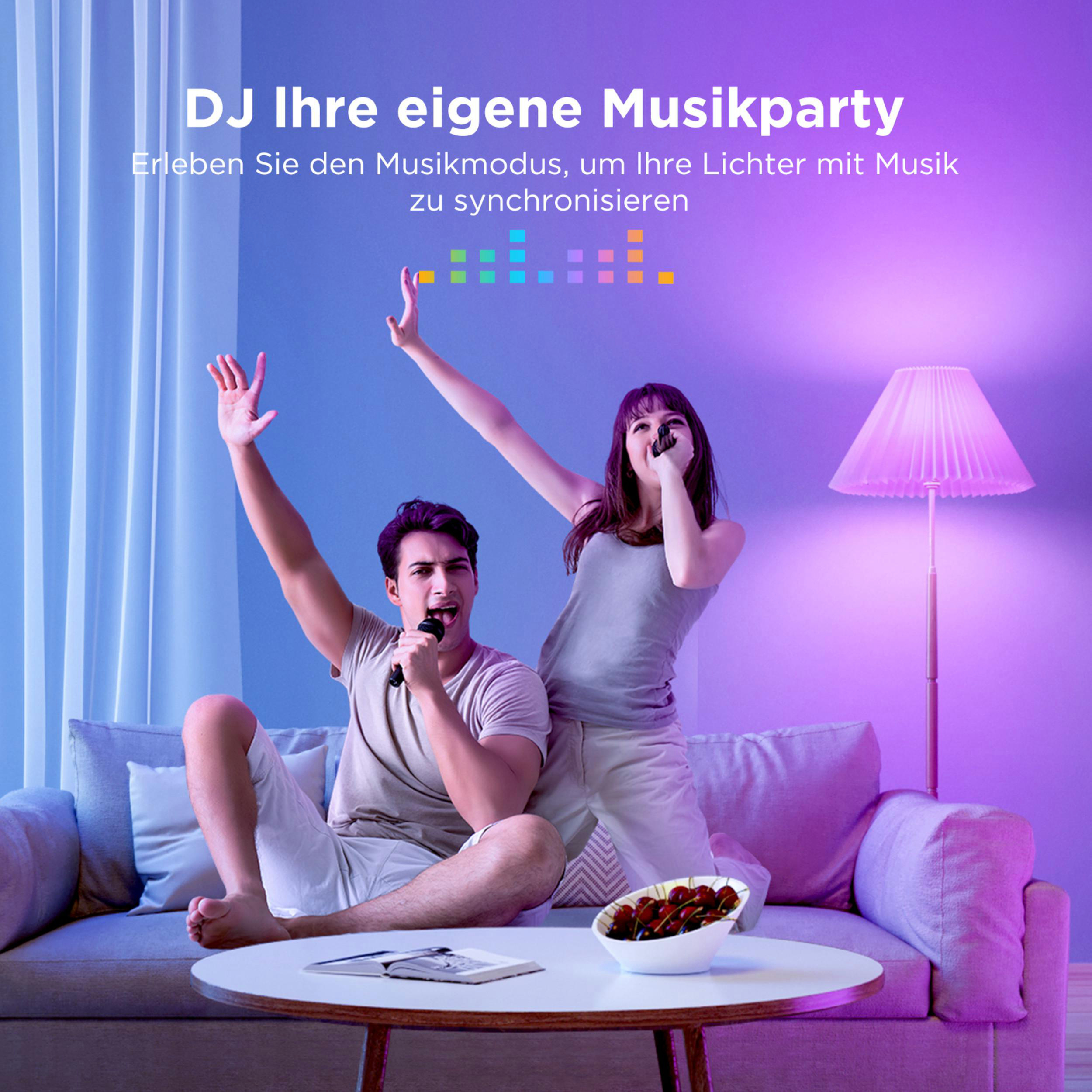 Ein Mann und eine Frau singen mit Mikrofonen, Lichter leuchten.