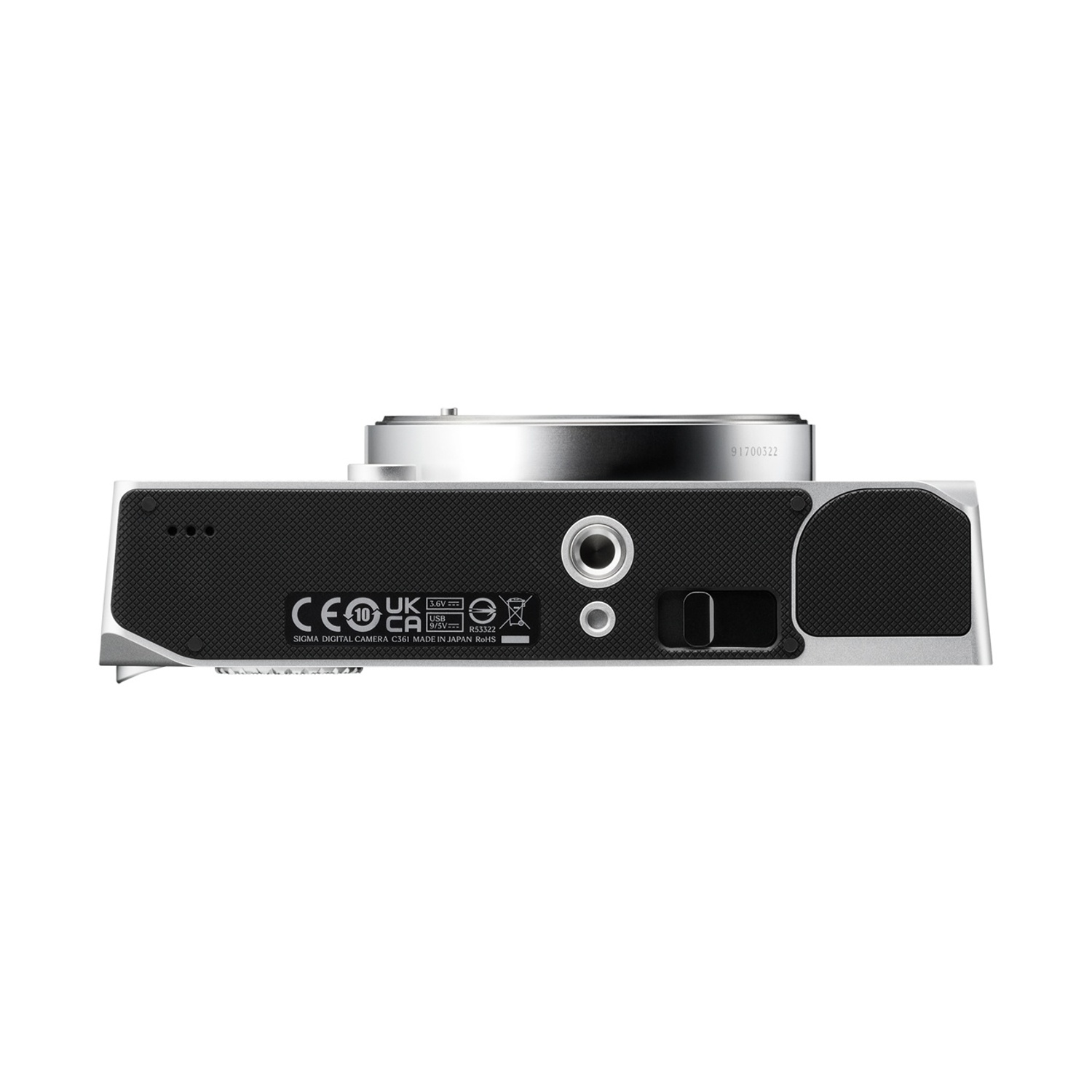 Fondo argento della fotocamera con etichette CE, UK CA, USB e RoHS.