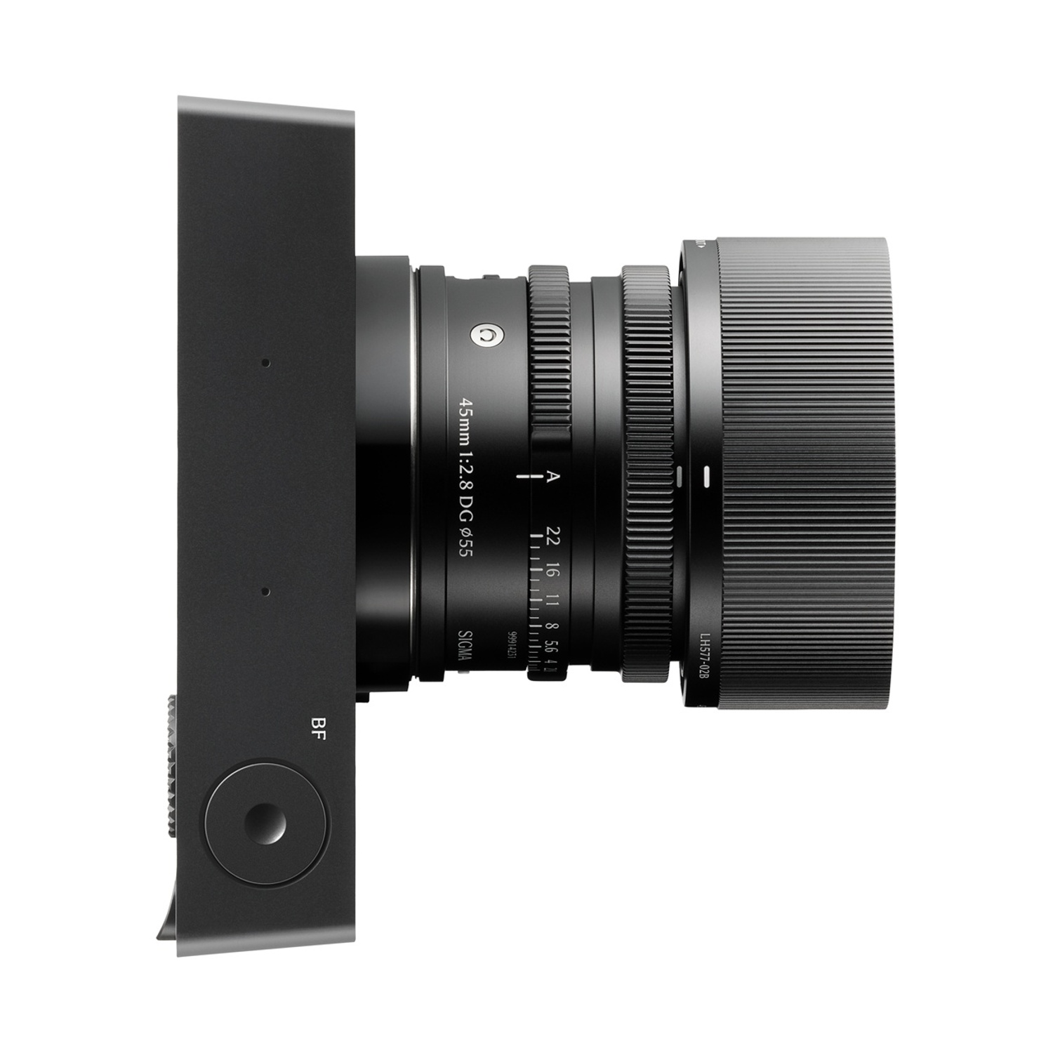 Una fotocamera nera con obiettivo Sigma 45mm 1:2.8 DG, vista di lato.