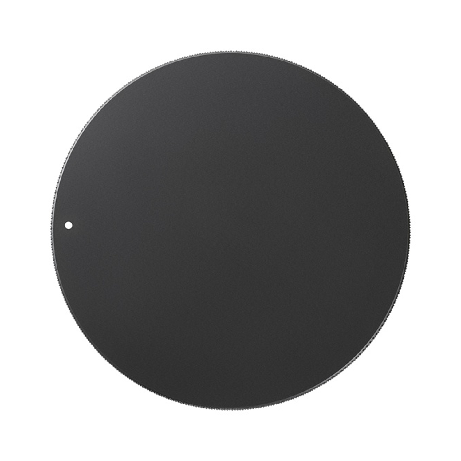Un disco rotondo e nero con bordo seghettato, su sfondo bianco.
