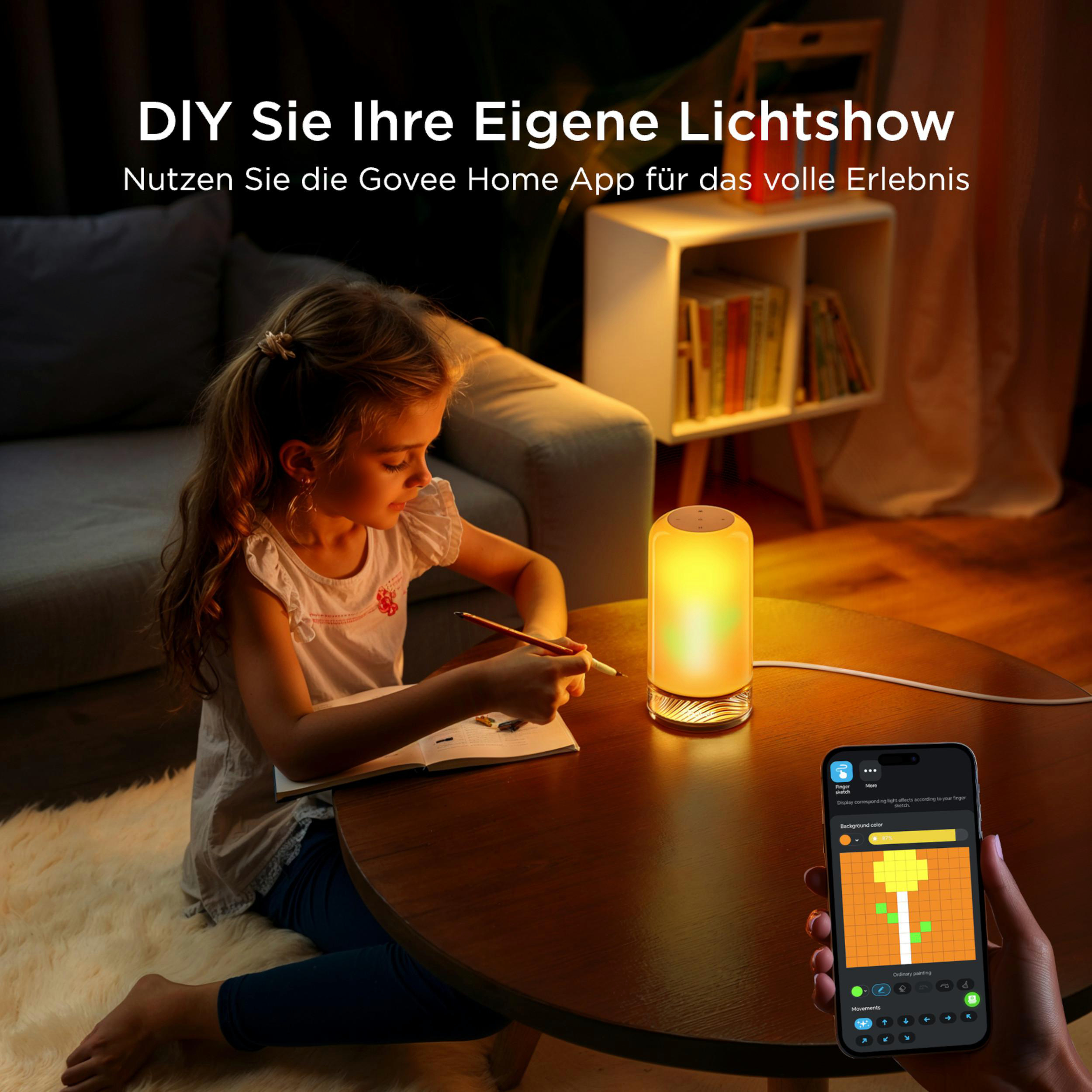 Ein Mädchen mit einem Buch und Stift neben einer Govee-Lampe, die per App gesteuert wird.
