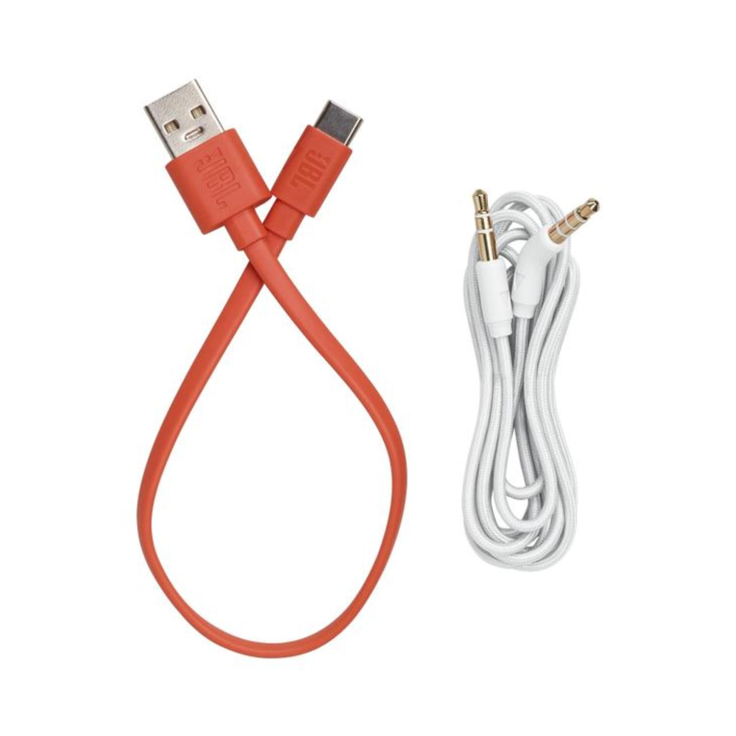Un cavo USB-C rosso e un cavo audio bianco da 3,5 mm su sfondo bianco.