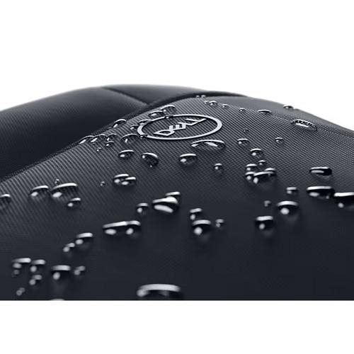 Schwarzes Gewebe mit Wassertropfen und Dell-Logo.