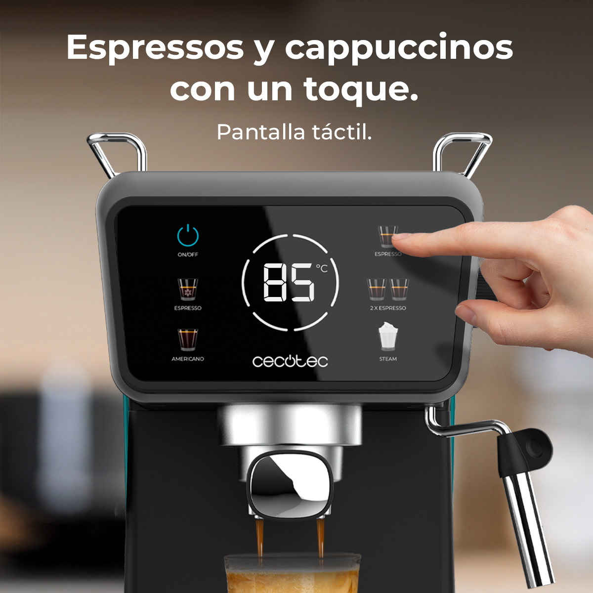 Una mano toca la pantalla de una cafetera con café goteando en un vaso.