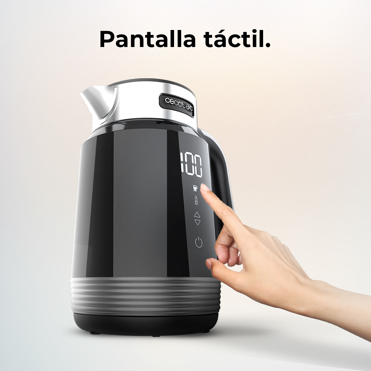 Una mano toca la pantalla táctil de un hervidor negro con pantalla digital.