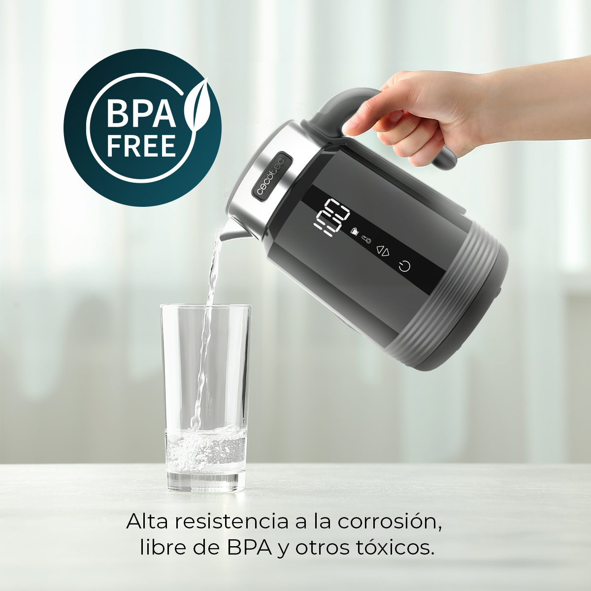 Una mano vierte agua de un hervidor negro en un vaso. Icono libre de BPA.