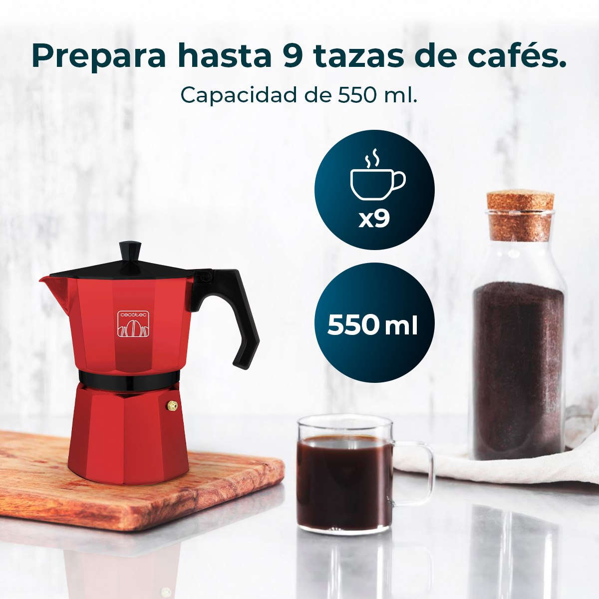 Una cafetera roja con asa y tapa negras sobre una tabla de cortar de madera.