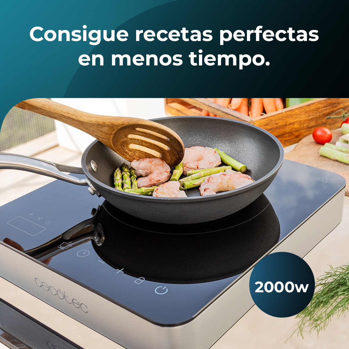 Gambas y espárragos cocinándose en una sartén sobre una placa de inducción.