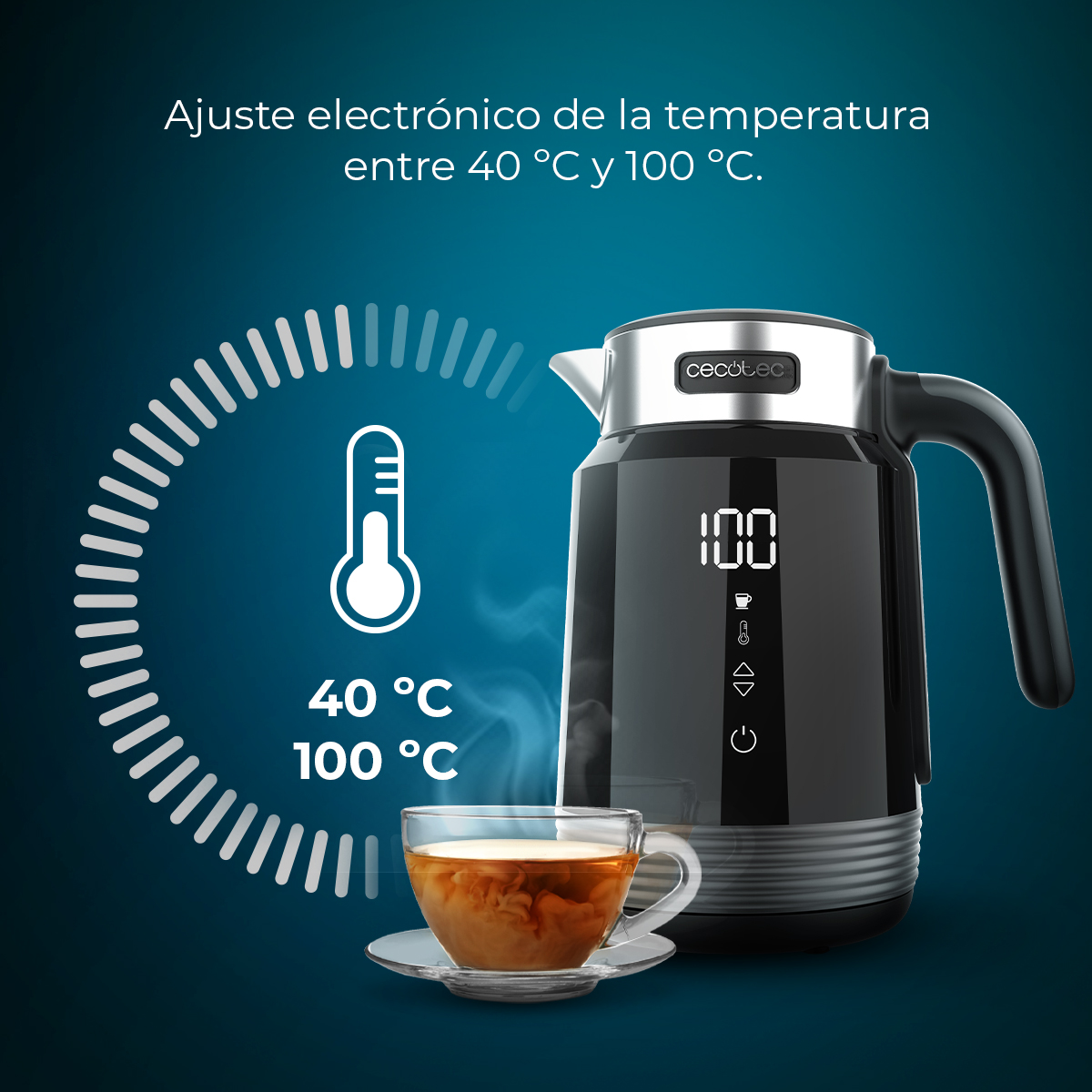 Hervidor negro con pantalla digital de 100°C, al lado una taza de té.