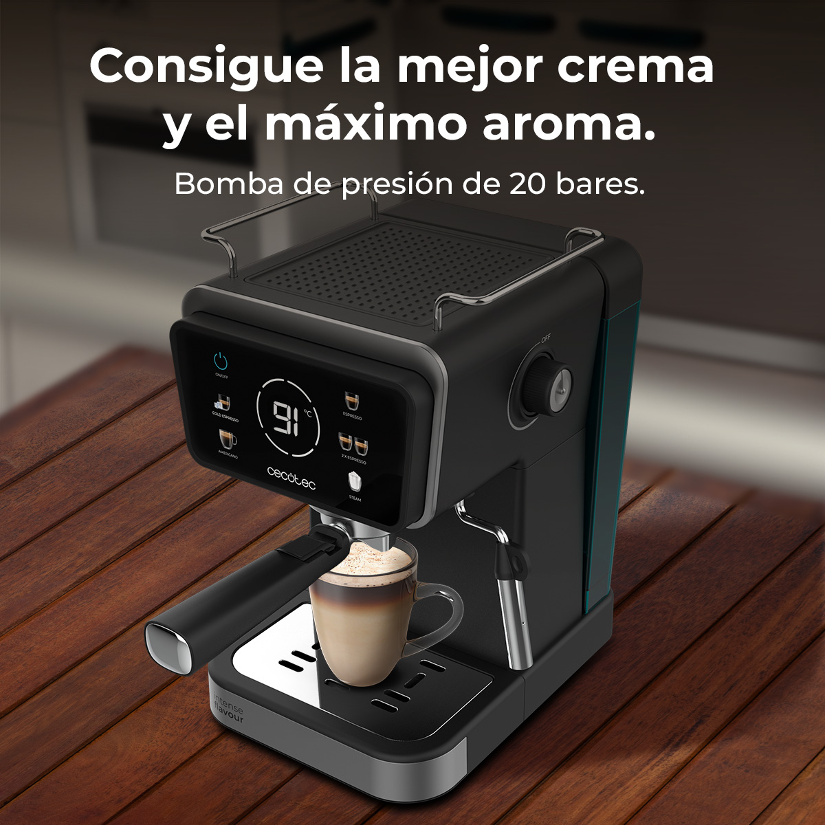 Una cafetera espresso negra con un vaso de café recién hecho sobre una mesa de madera.