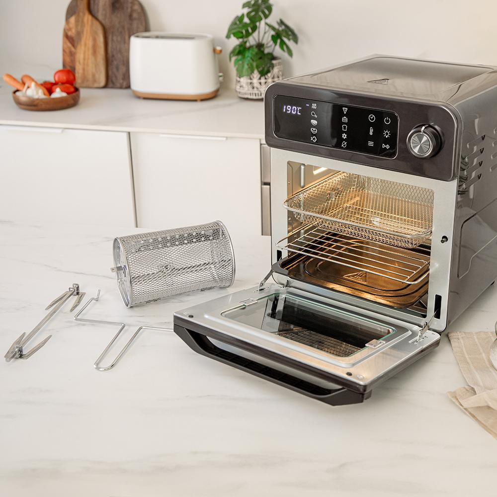 Un electrodoméstico de cocina con accesorios sobre una encimera de mármol.