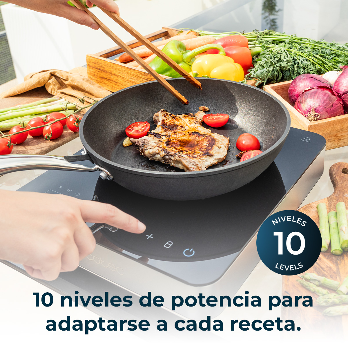 Pollo se fríe en una sartén sobre una placa de inducción con verduras.
