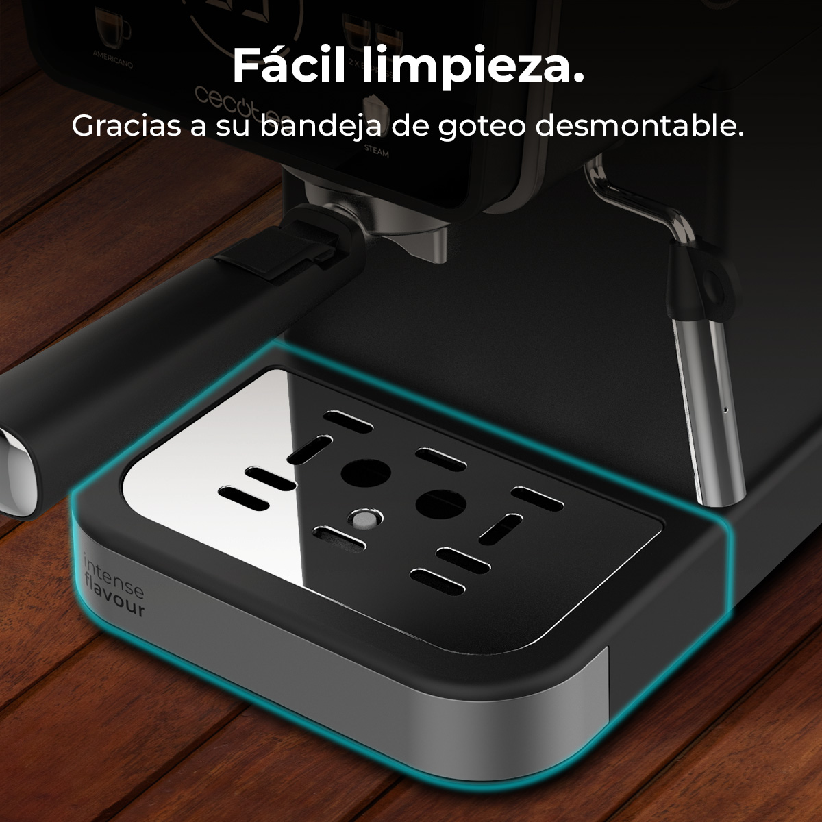Una cafetera negra con bandeja de goteo extraíble sobre mesa de madera.