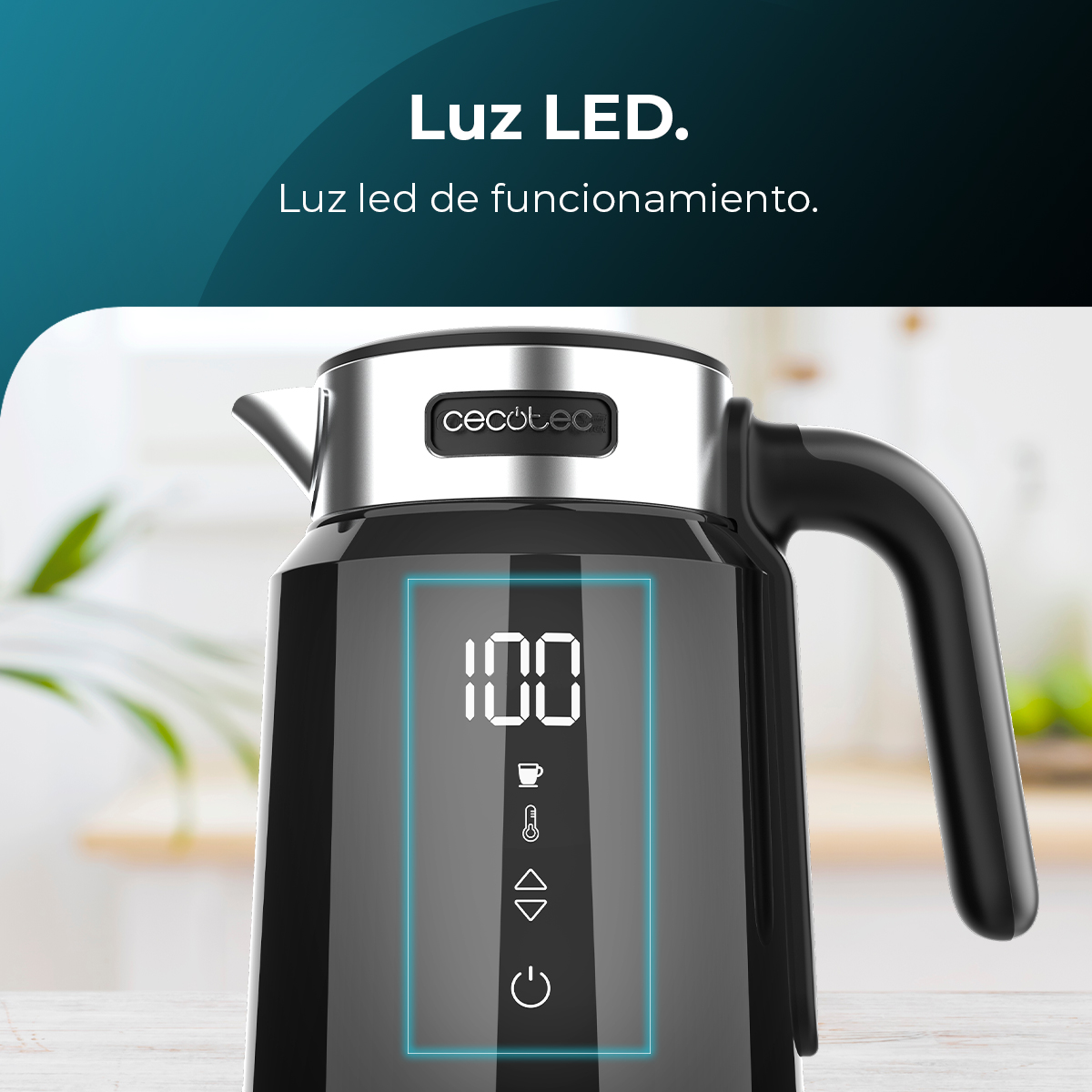 Hervidor eléctrico negro con pantalla LED mostrando 100 grados.