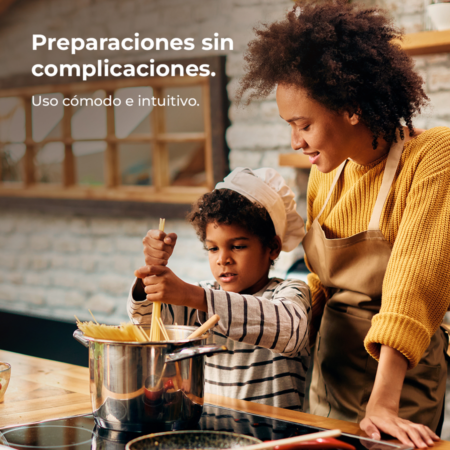 Una mujer y un niño cocinan pasta juntos en una cocina.