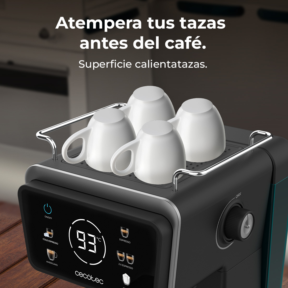 Cafetera con cuatro tazas blancas sobre la superficie calientatazas.