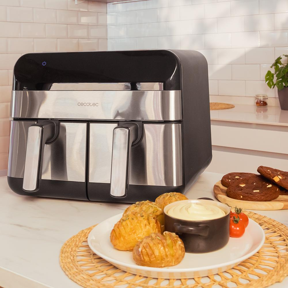 Un electrodoméstico de cocina en un mostrador con pasteles y salsas.