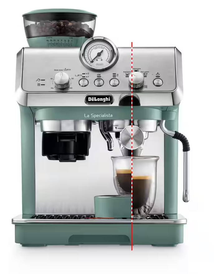 Egy zöld DeLonghi eszpresszógép kávébabtartóval és lefőzött kávéval.