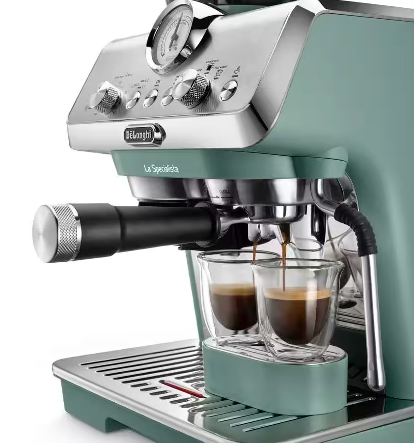 Egy zöld DeLonghi eszpresszógép kávét főz két pohárba.