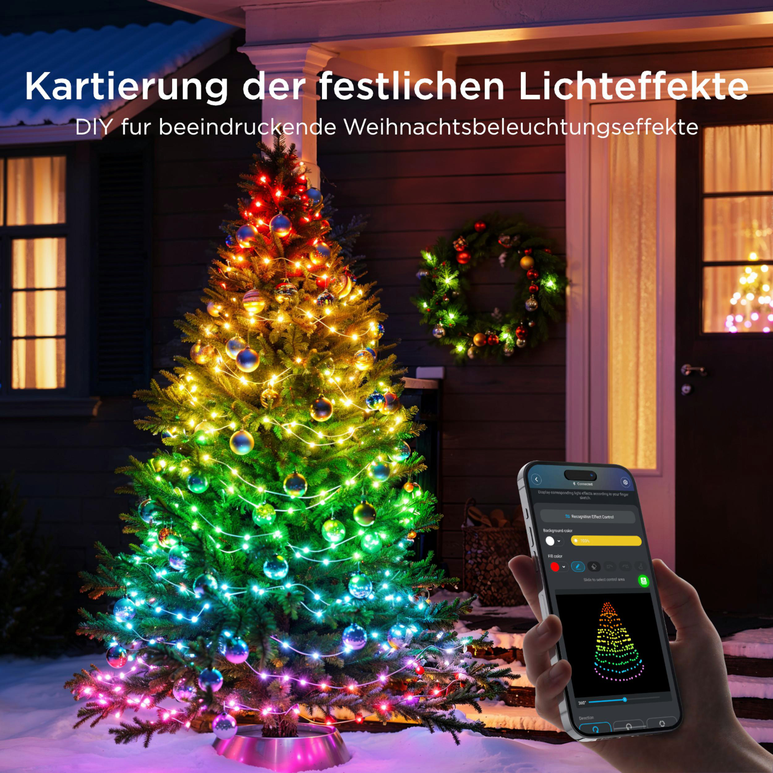Ein beleuchteter Weihnachtsbaum mit bunten Lichtern und Kugeln vor einem Haus.