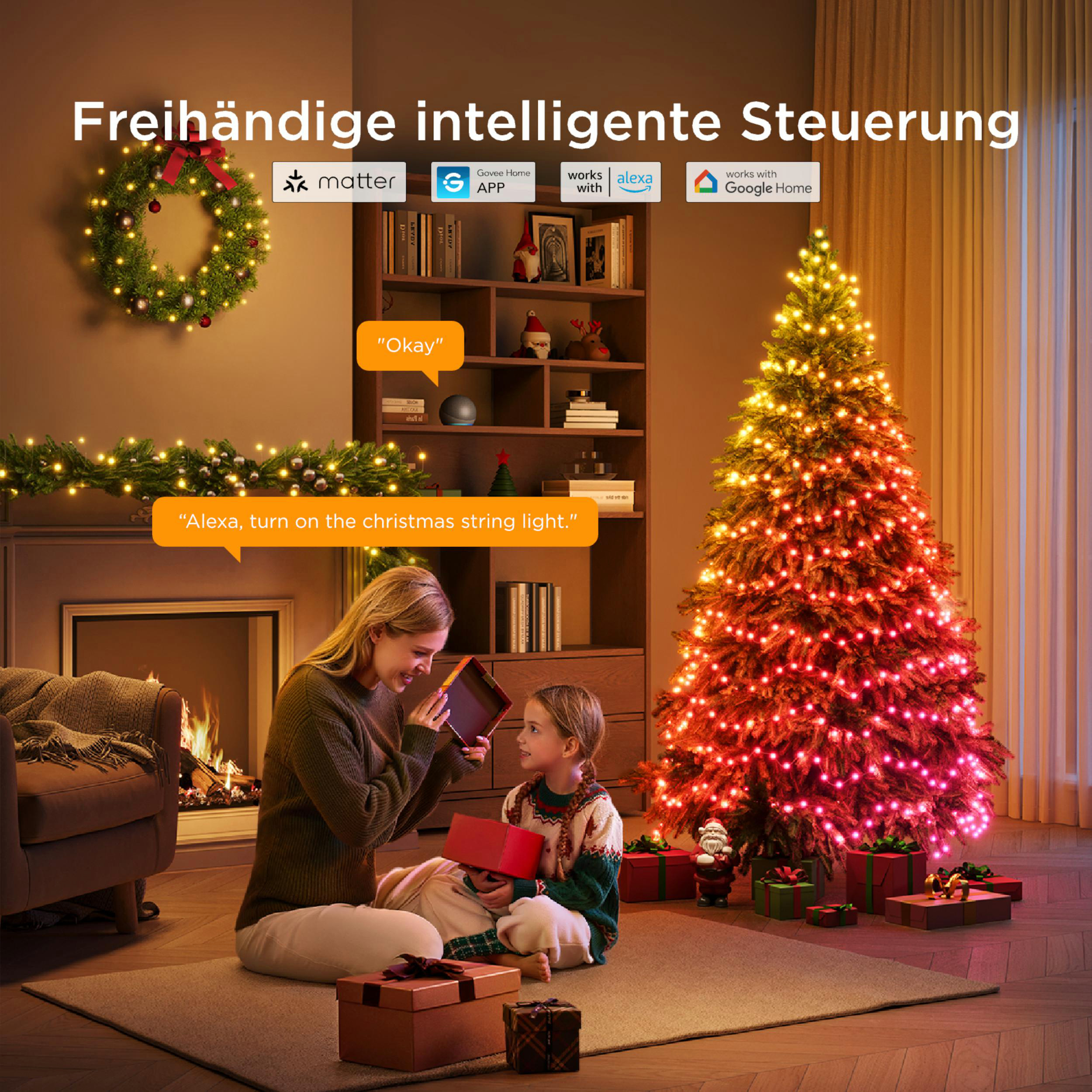 Mutter und Kind sitzen vor einem Kamin, umgeben von Weihnachtsdeko und Geschenken.