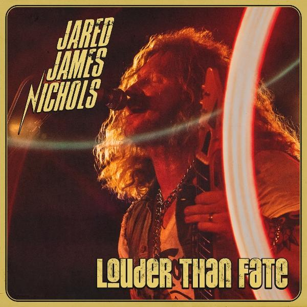 Jared James Nichols singt mit langen Haaren, rote Lichter im Hintergrund.