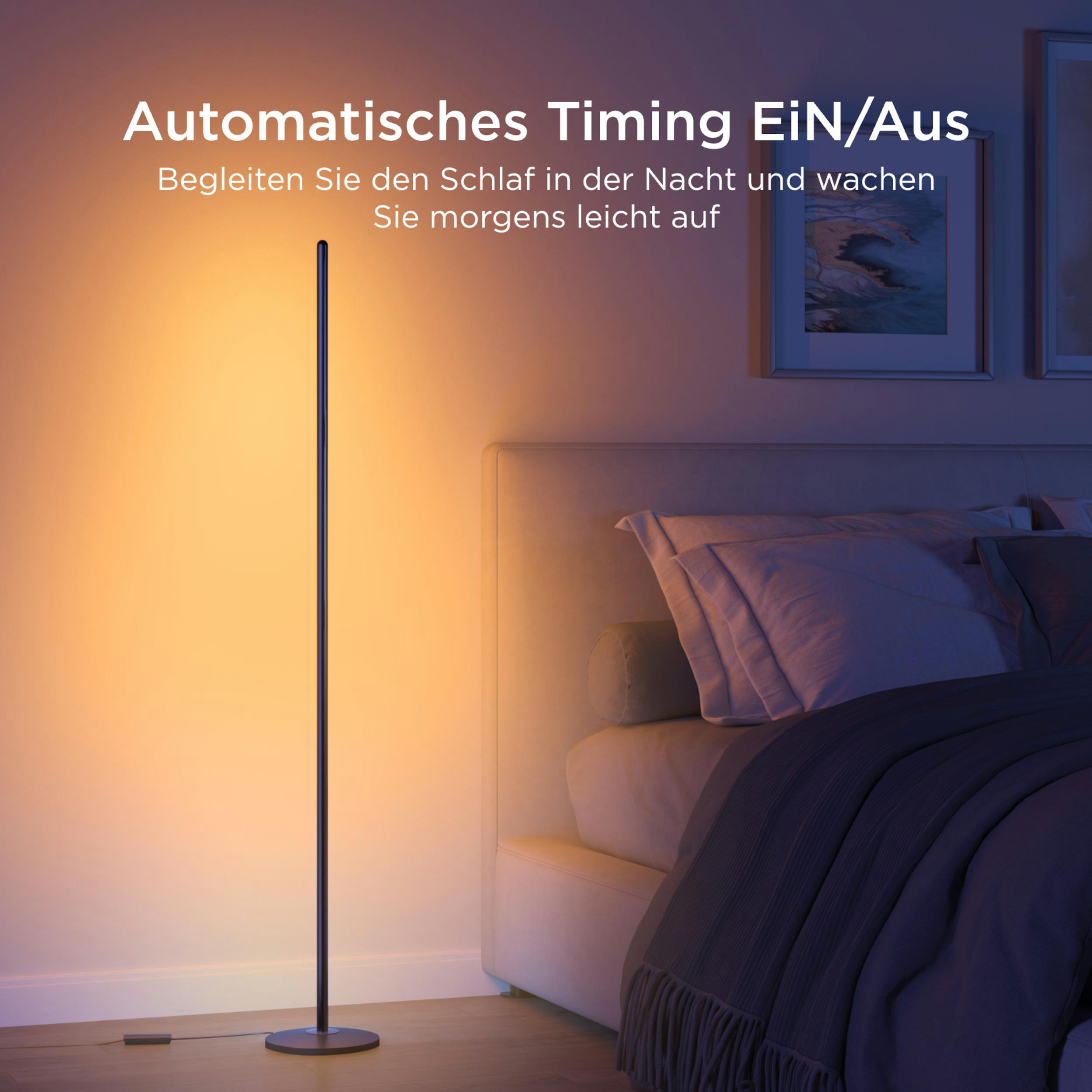 Ein moderner schwarzer Stehlampen leuchtet ein Schlafzimmer aus.