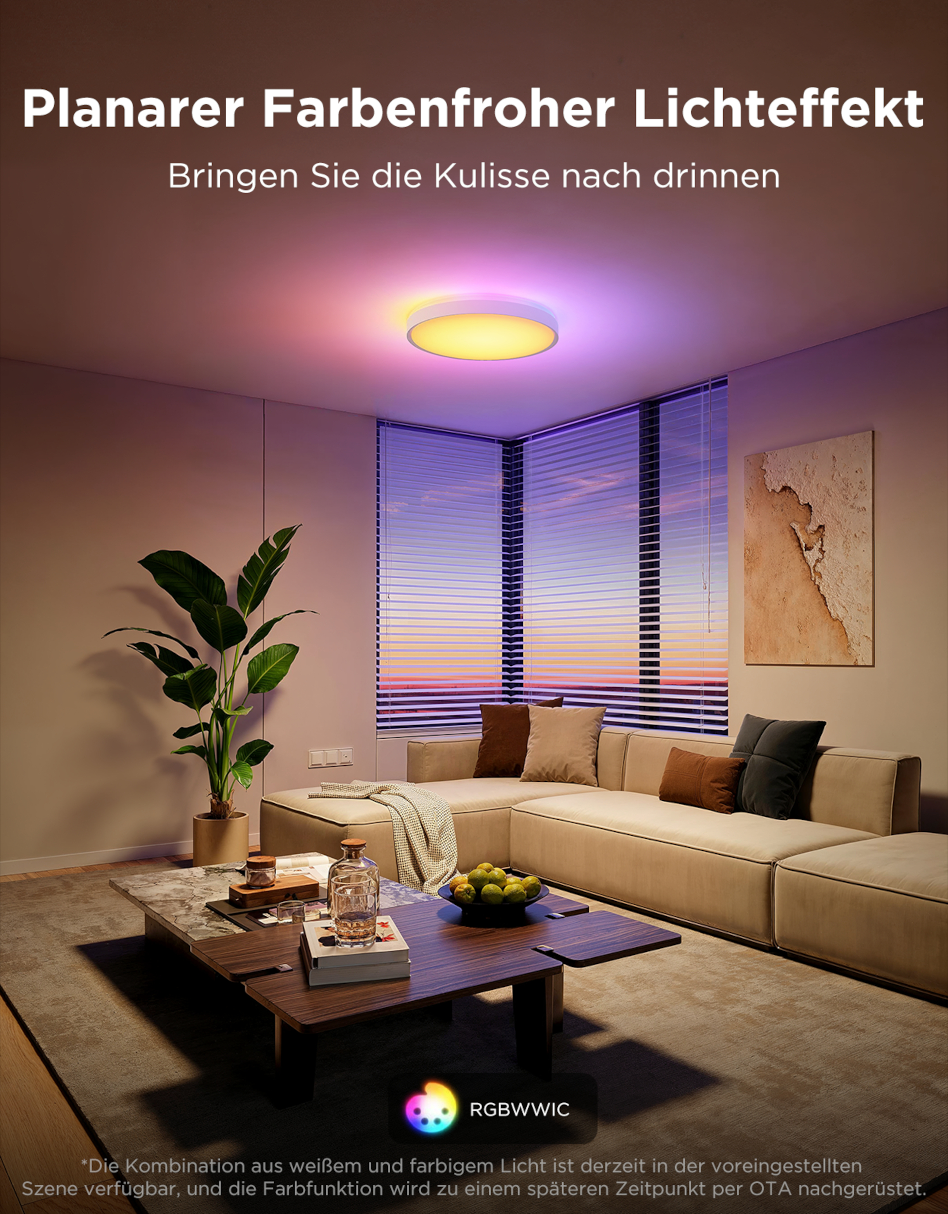 Ein Wohnzimmer mit einem Sofa, Couchtisch und einer Deckenleuchte mit Farbwechsel.